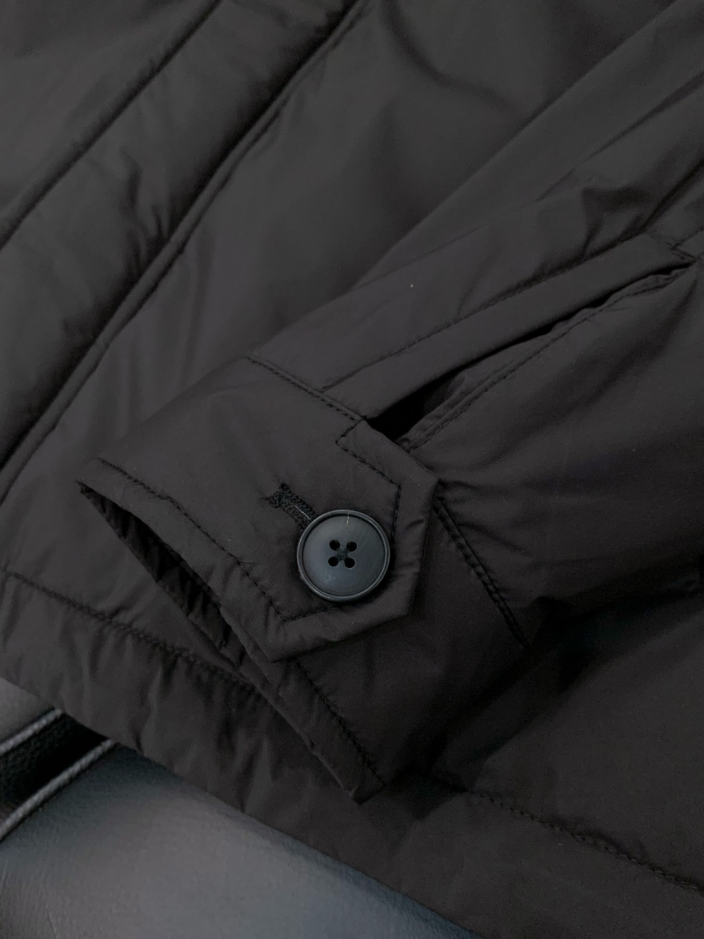 ，Zegna新款连帽黑色棉服面料：100%聚酯纤维里料：100%聚酯纤维手洗洗涤温度不高于30C填充物：