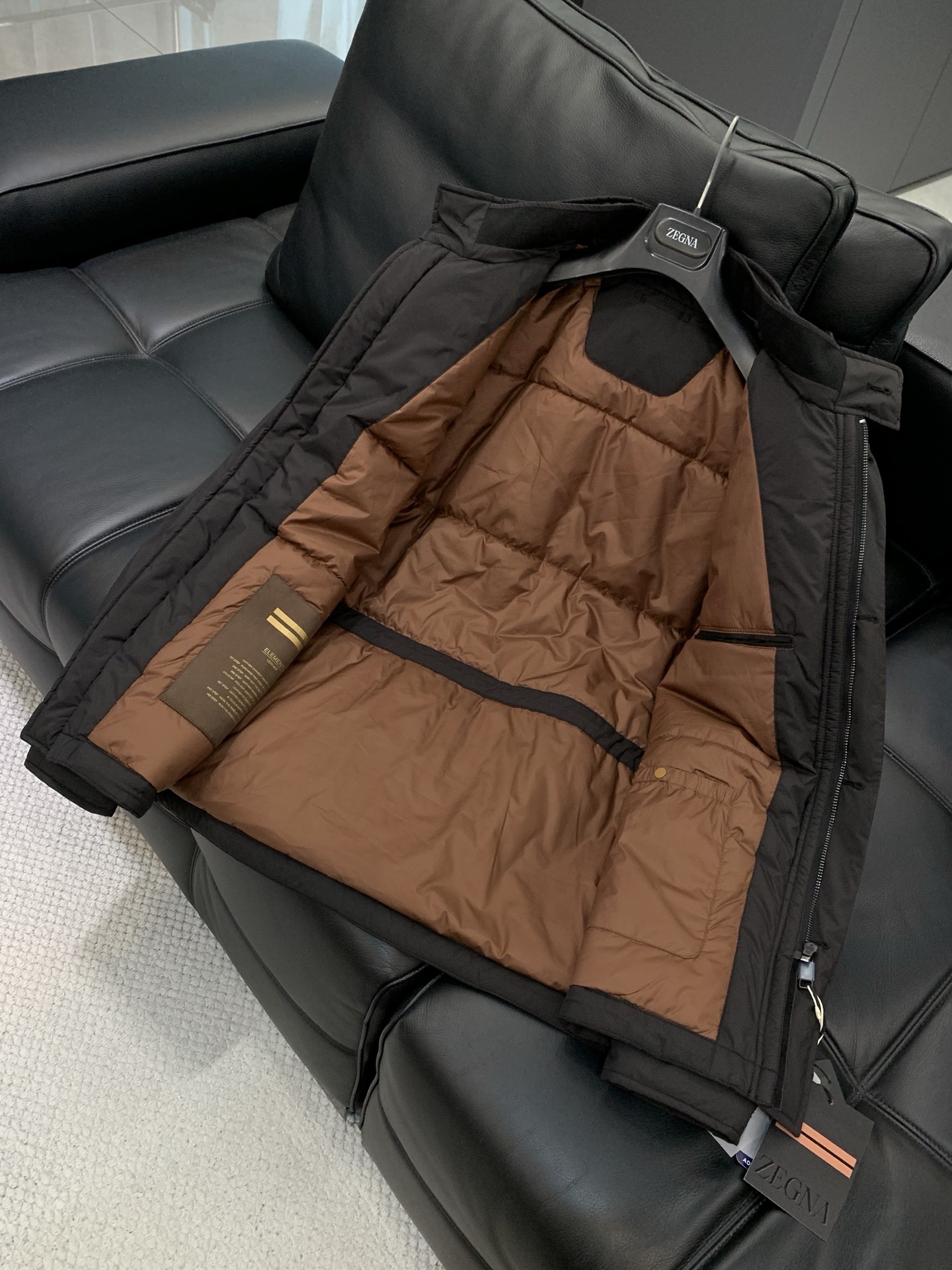 ，Zegna新款连帽黑色棉服面料：100%聚酯纤维里料：100%聚酯纤维手洗洗涤温度不高于30C填充物：