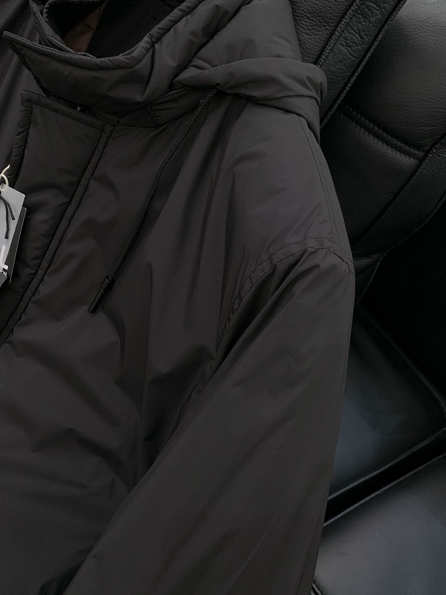 ，Zegna新款连帽黑色棉服面料：100%聚酯纤维里料：100%聚酯纤维手洗洗涤温度不高于30C填充物：