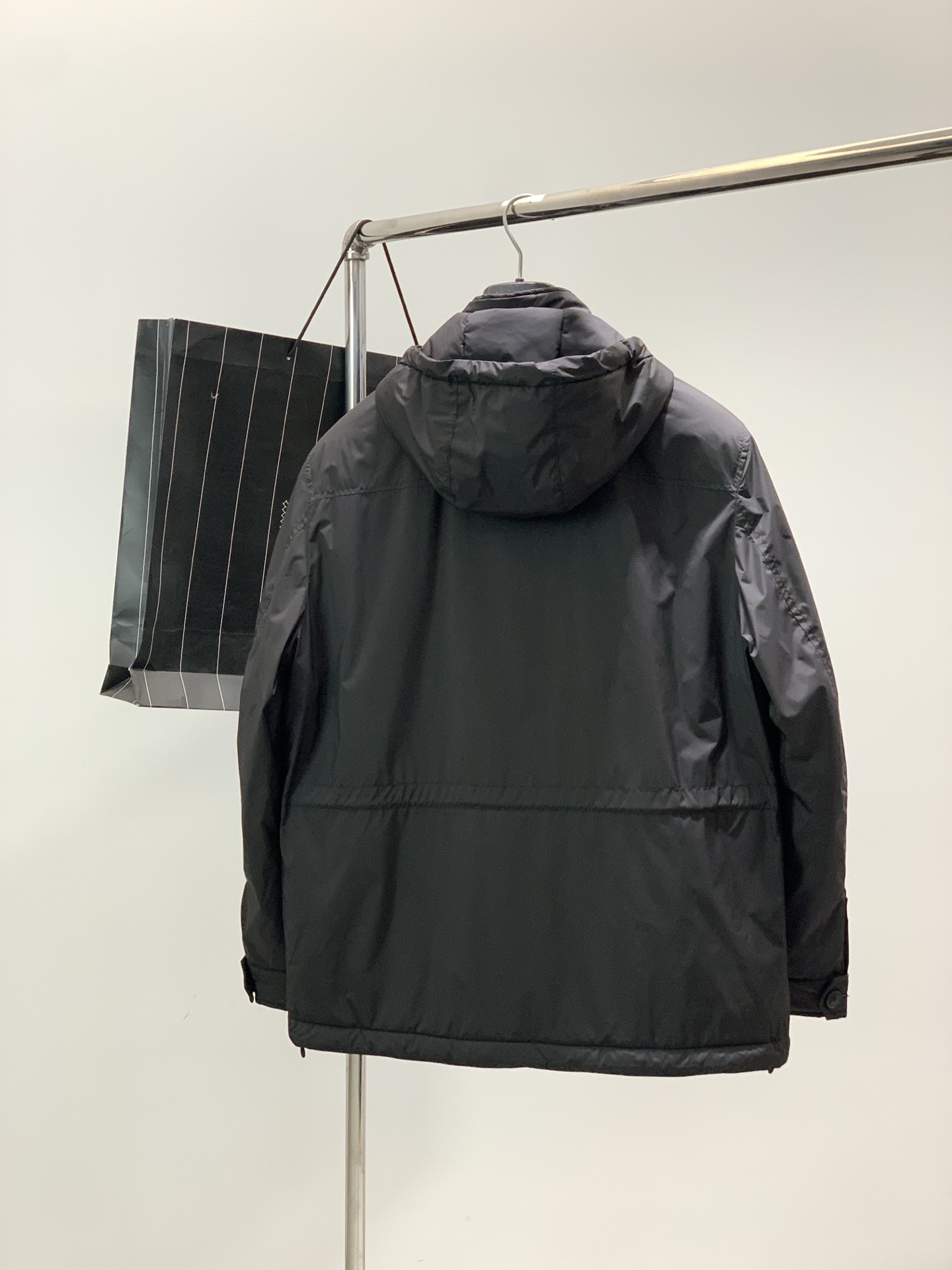 ，Zegna新款连帽黑色棉服面料：100%聚酯纤维里料：100%聚酯纤维手洗洗涤温度不高于30C填充物：