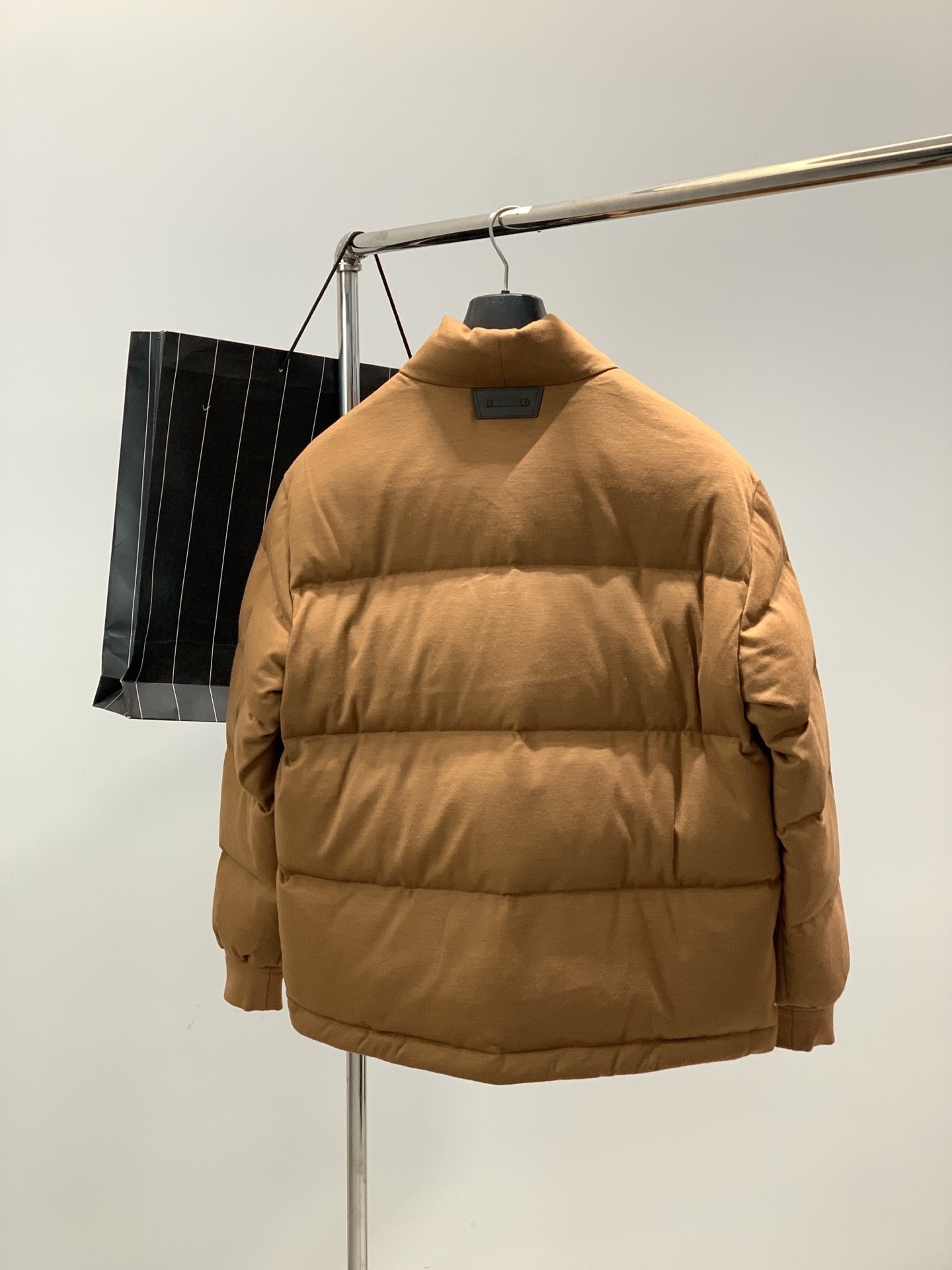 ，Zegna 新款立领羊毛羽绒服，面料：面料：8.3%羊毛31.7%聚酯纤维；里料：100%聚酯纤维采用