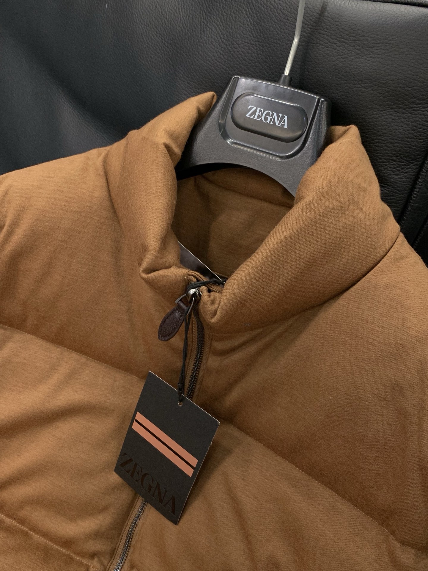 ，Zegna 新款立领羊毛羽绒服，面料：面料：8.3%羊毛31.7%聚酯纤维；里料：100%聚酯纤维采用