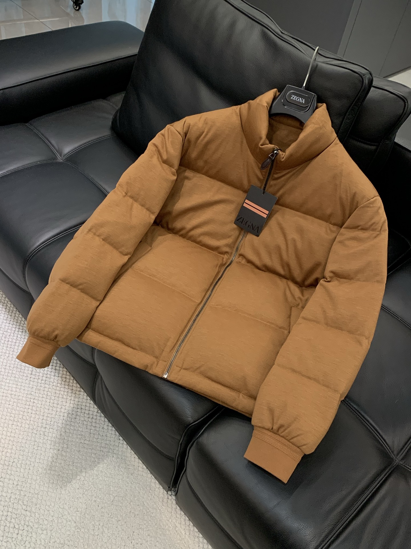 ，Zegna 新款立领羊毛羽绒服，面料：面料：8.3%羊毛31.7%聚酯纤维；里料：100%聚酯纤维采用