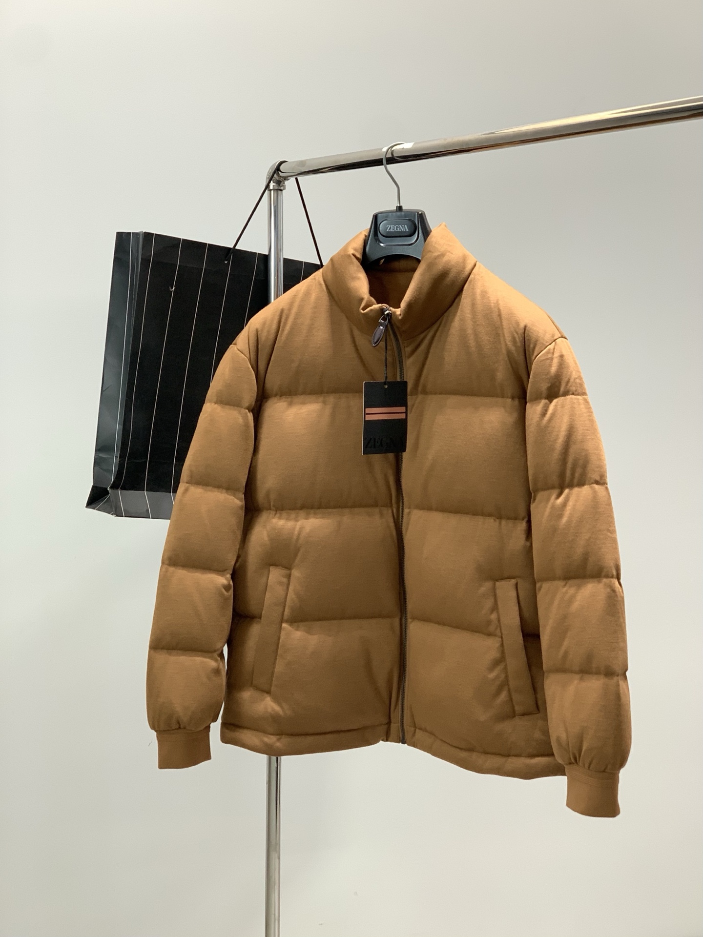 ，Zegna 新款立领羊毛羽绒服，面料：面料：8.3%羊毛31.7%聚酯纤维；里料：100%聚酯纤维采用