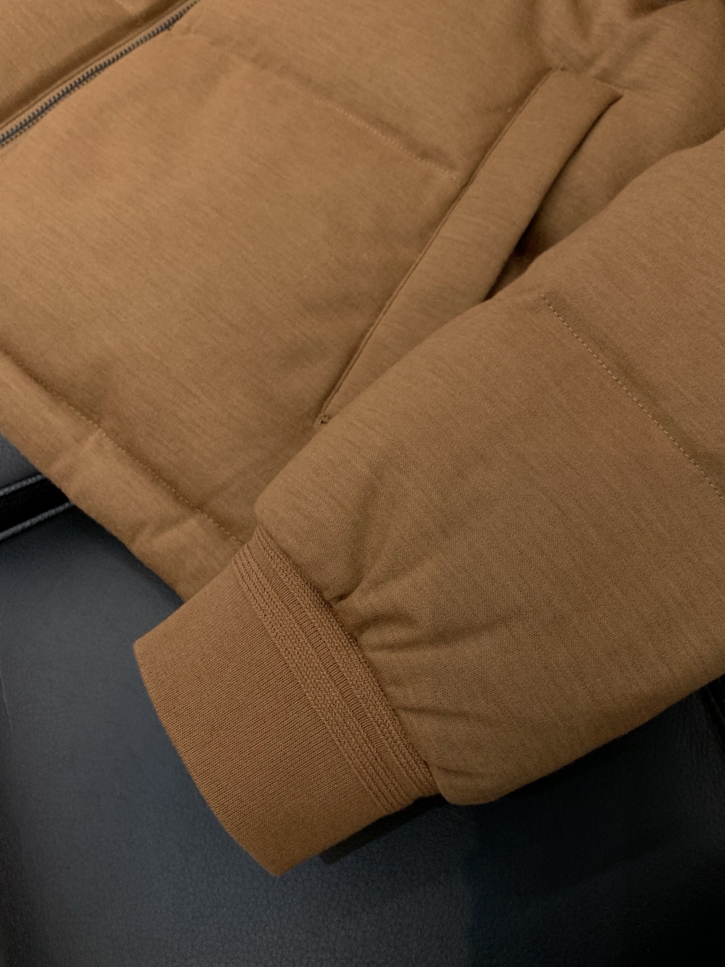 ，Zegna 新款立领羊毛羽绒服，面料：面料：8.3%羊毛31.7%聚酯纤维；里料：100%聚酯纤维采用