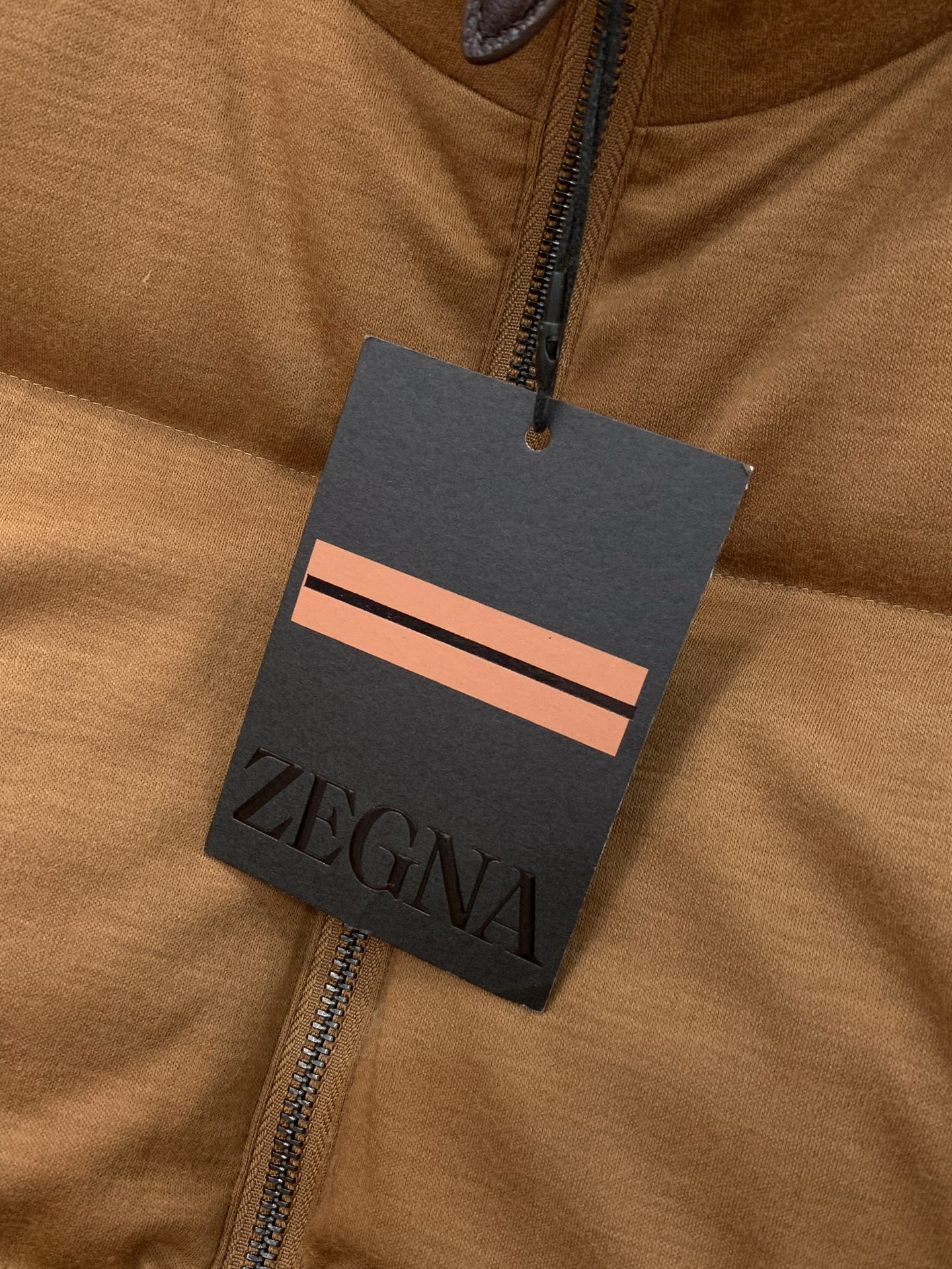 ，Zegna 新款立领羊毛羽绒服，面料：面料：8.3%羊毛31.7%聚酯纤维；里料：100%聚酯纤维采用