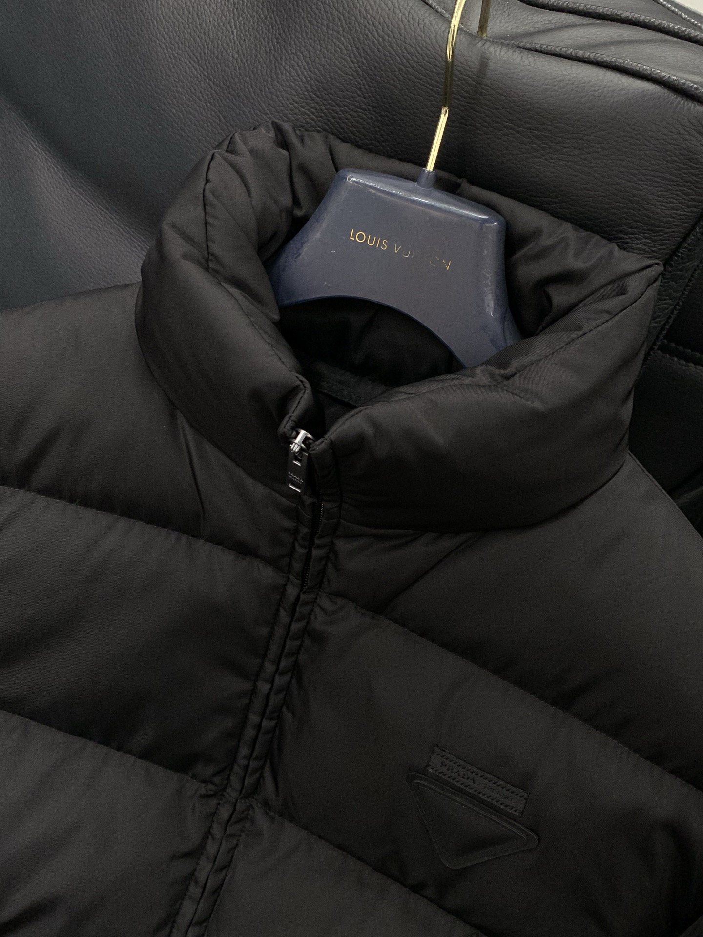 ，普拉达 2025秋冬🆕Pr*da Milano贴布徽章立领羽绒夹克外套 新式结构设计明星款,造型颇具美