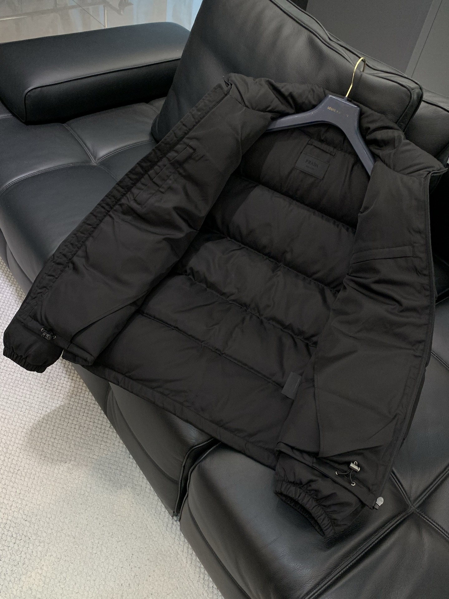 ，普拉达 2025秋冬🆕Pr*da Milano贴布徽章立领羽绒夹克外套 新式结构设计明星款,造型颇具美