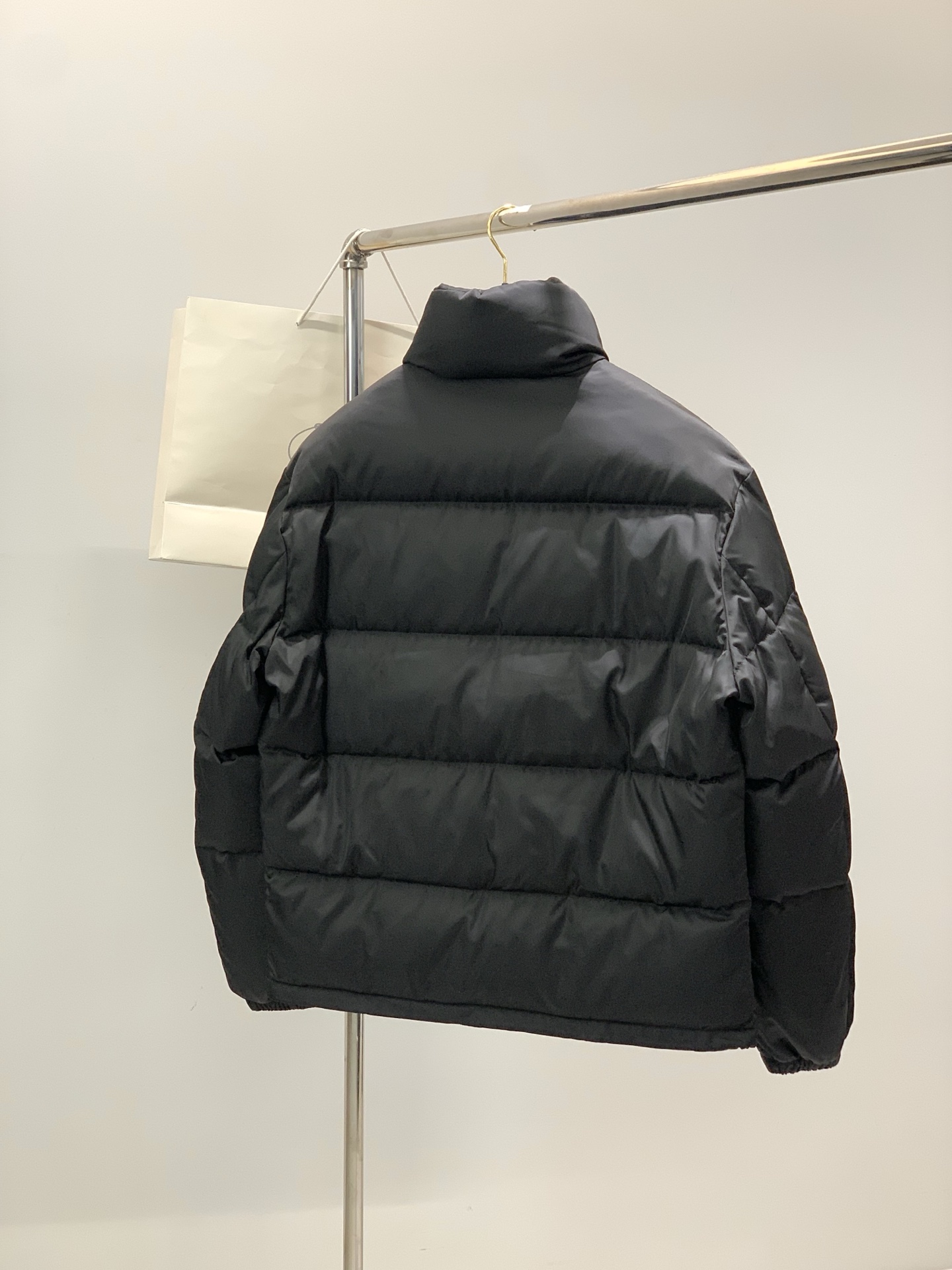 ，普拉达 2025秋冬🆕Pr*da Milano贴布徽章立领羽绒夹克外套 新式结构设计明星款,造型颇具美