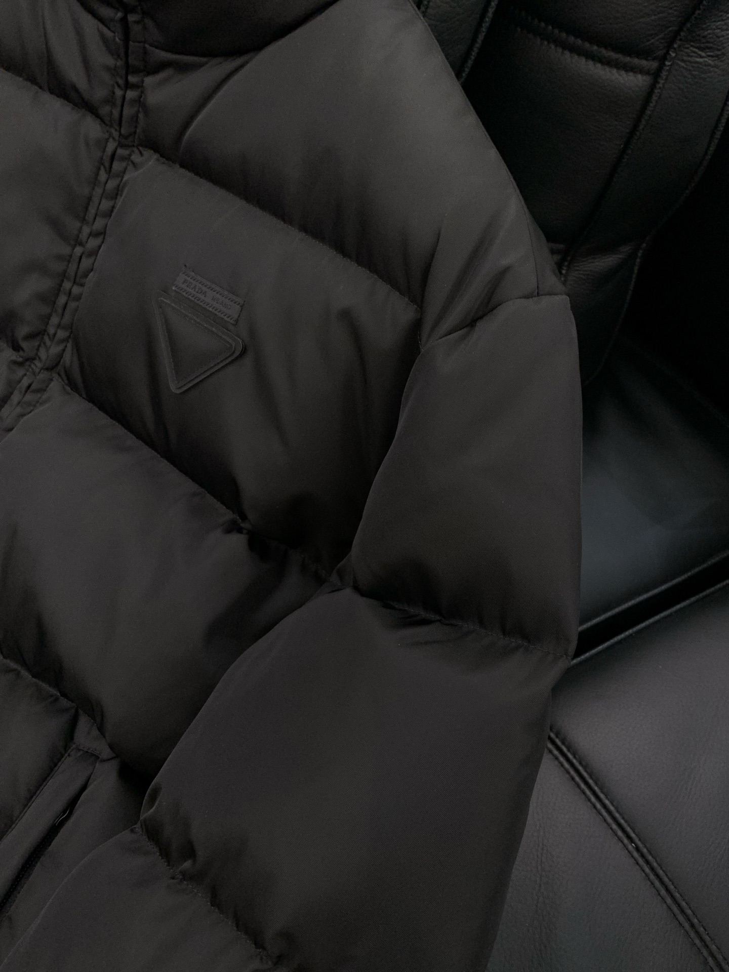 ，普拉达 2025秋冬🆕Pr*da Milano贴布徽章立领羽绒夹克外套 新式结构设计明星款,造型颇具美