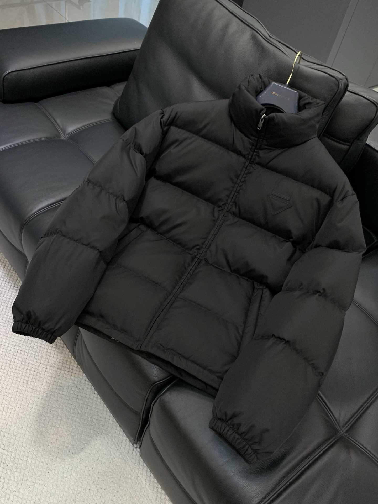 ，普拉达 2025秋冬🆕Pr*da Milano贴布徽章立领羽绒夹克外套 新式结构设计明星款,造型颇具美