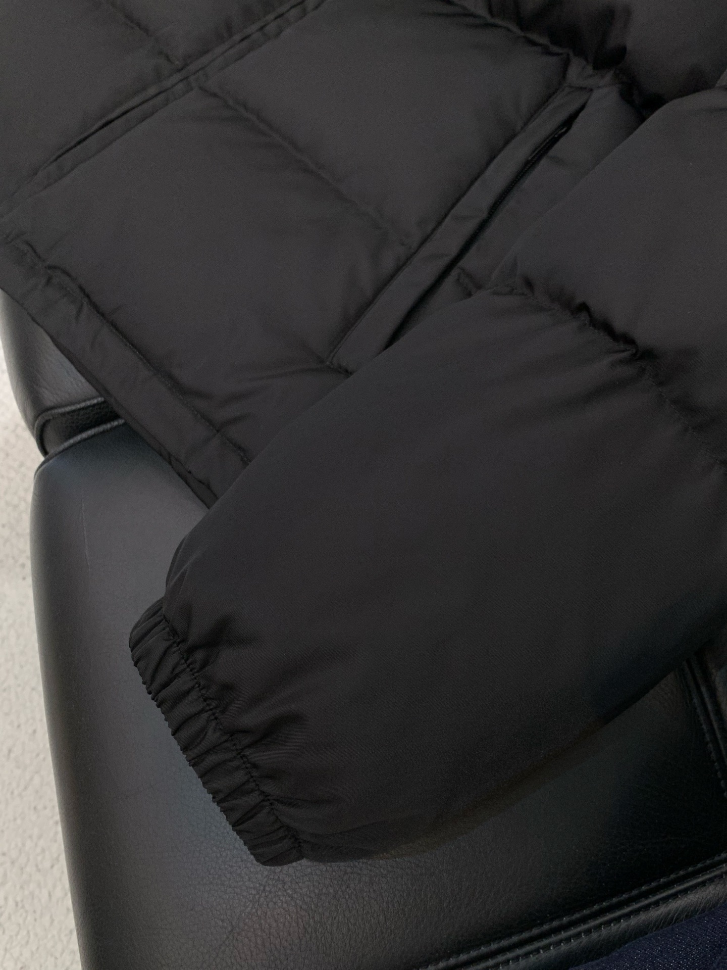 ，普拉达 2025秋冬🆕Pr*da Milano贴布徽章立领羽绒夹克外套 新式结构设计明星款,造型颇具美