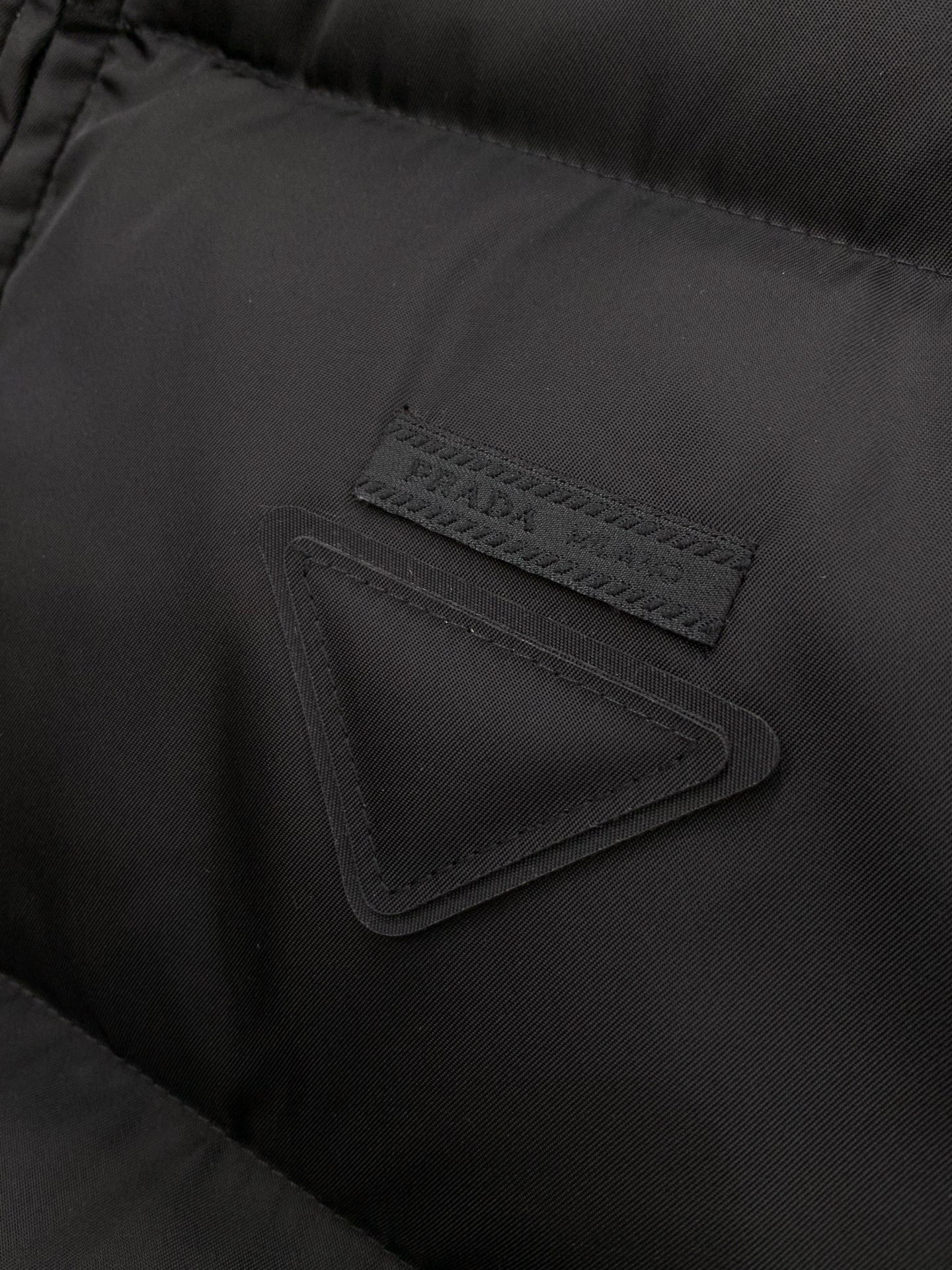 ，普拉达 2025秋冬🆕Pr*da Milano贴布徽章立领羽绒夹克外套 新式结构设计明星款,造型颇具美