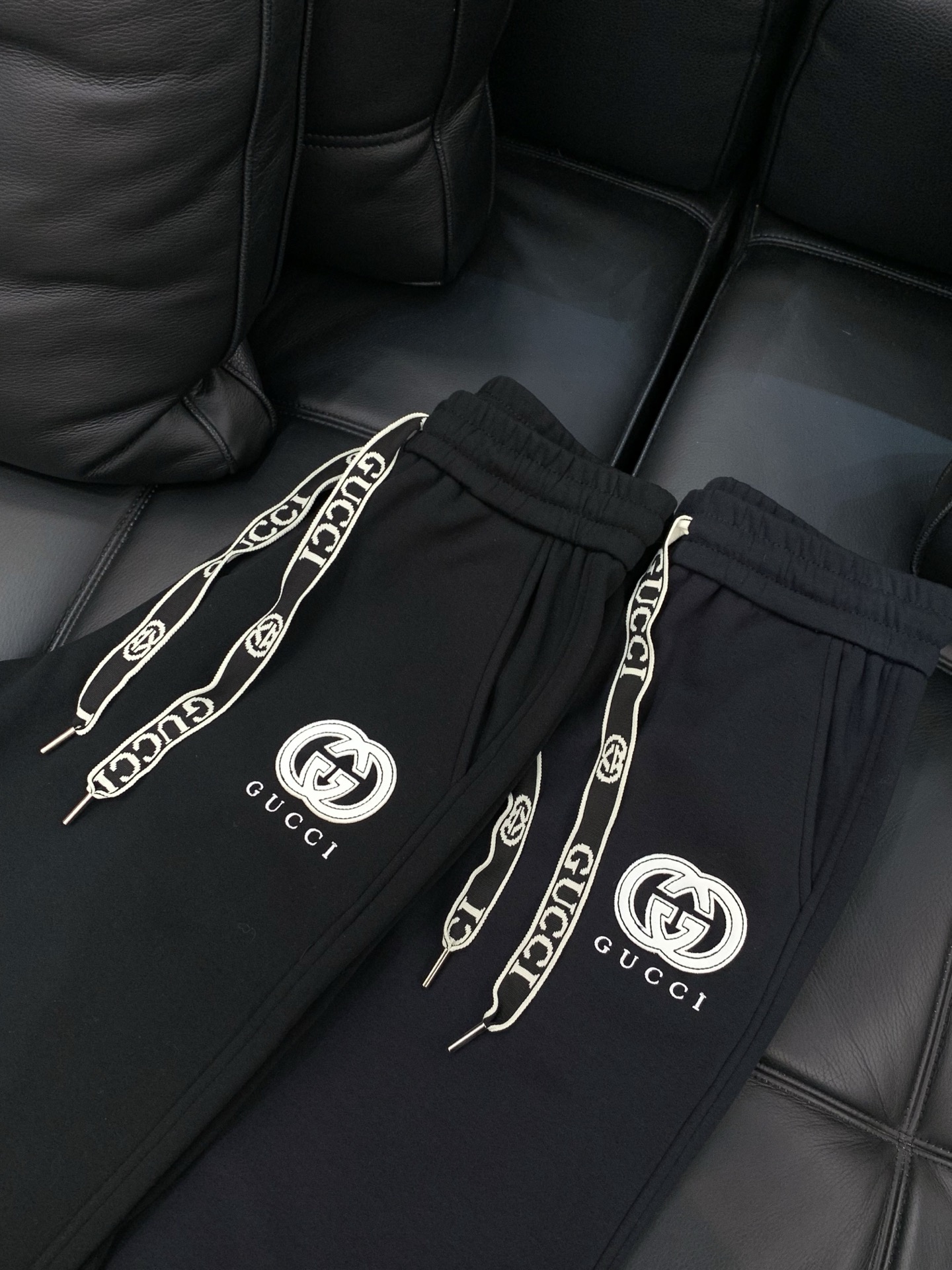 ，GUCCI 黑色 直筒 加绒 休闲裤材质 面料:棉32%锦纶63%氨纶5%里料:涤纶100%机洗，手洗