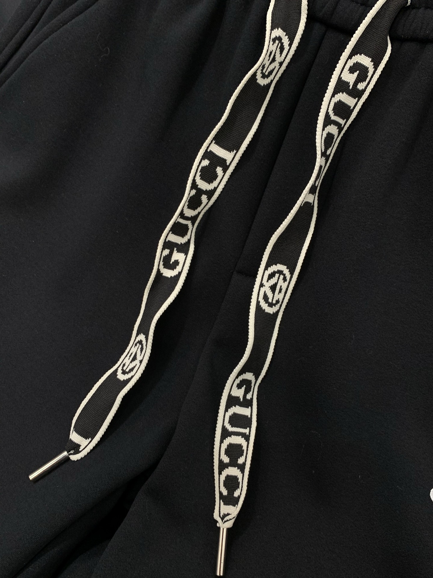 ，GUCCI 黑色 直筒 加绒 休闲裤材质 面料:棉32%锦纶63%氨纶5%里料:涤纶100%机洗，手洗