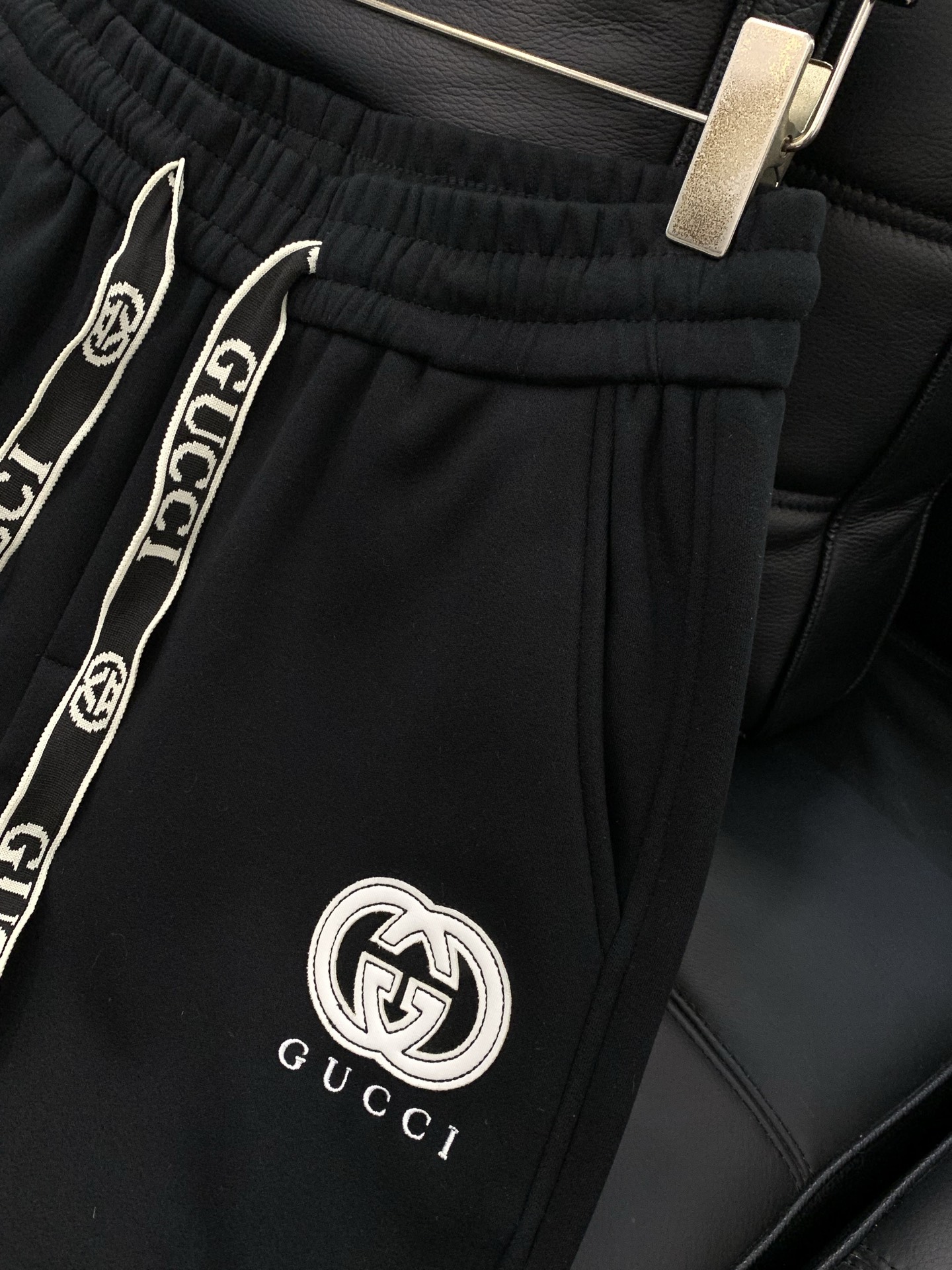 ，GUCCI 黑色 直筒 加绒 休闲裤材质 面料:棉32%锦纶63%氨纶5%里料:涤纶100%机洗，手洗