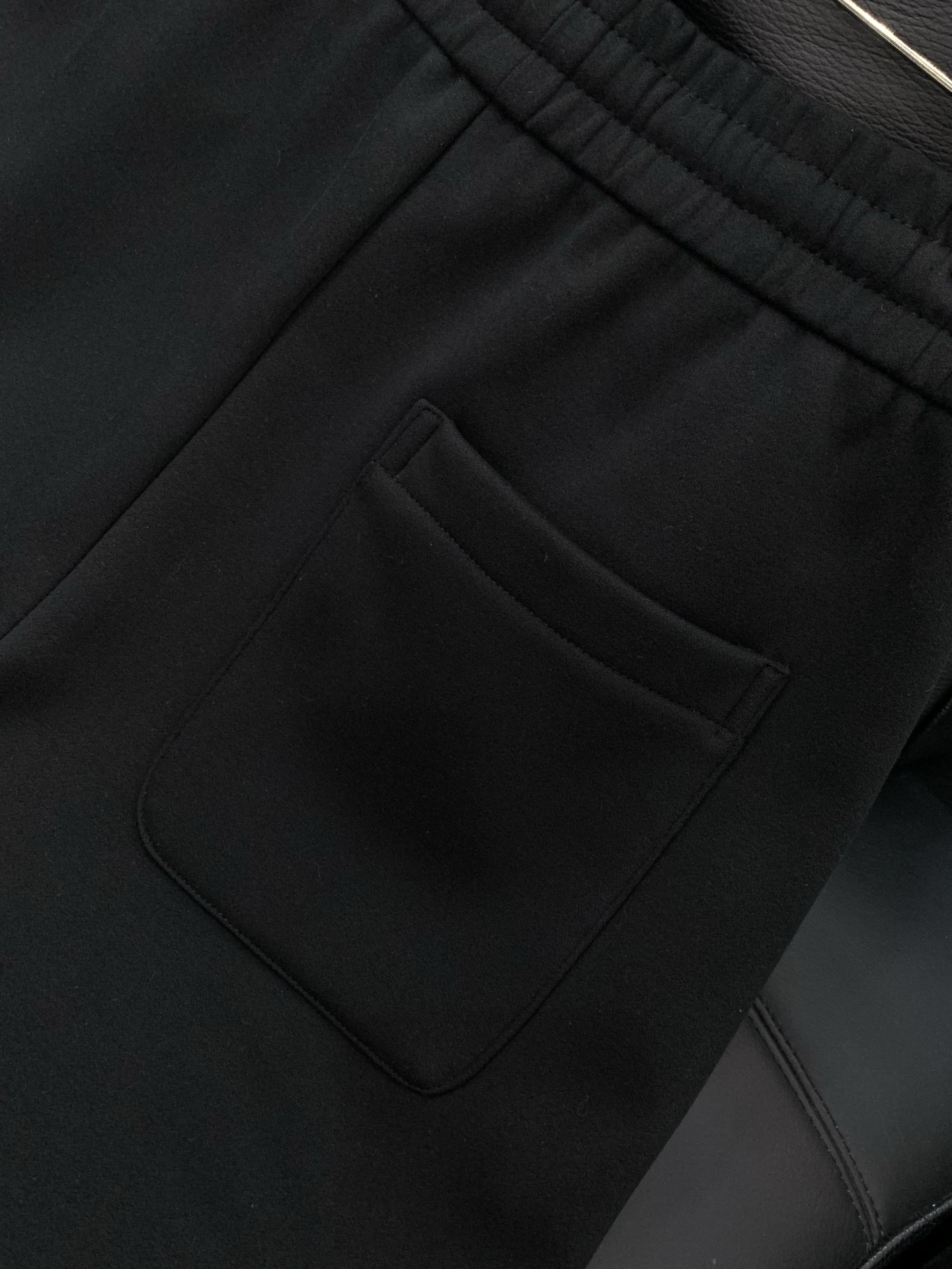 ，GUCCI 黑色 直筒 加绒 休闲裤材质 面料:棉32%锦纶63%氨纶5%里料:涤纶100%机洗，手洗