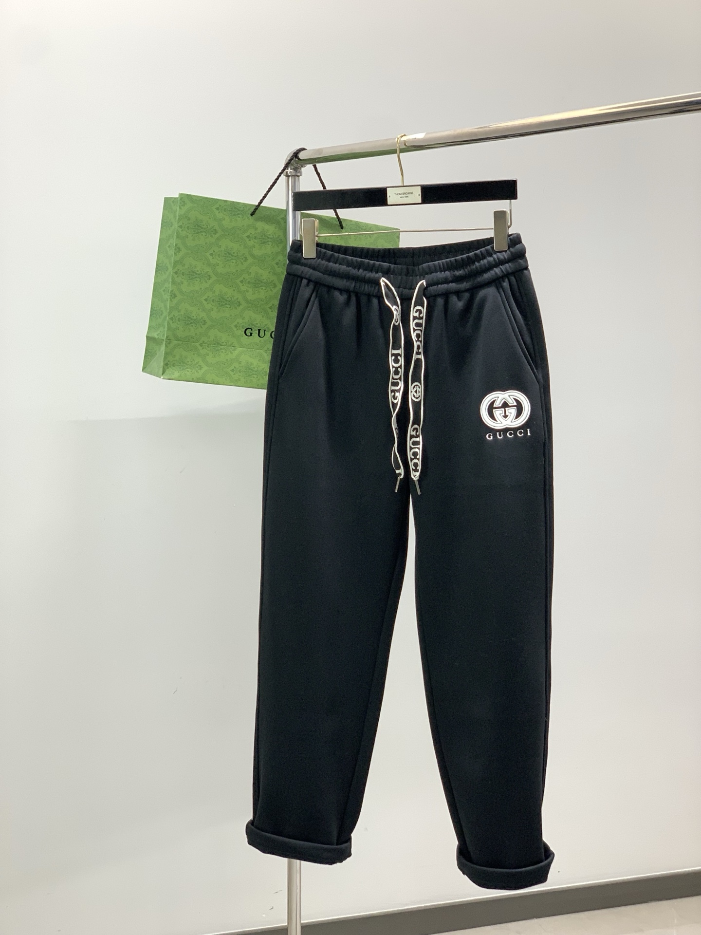 ，GUCCI 黑色 直筒 加绒 休闲裤材质 面料:棉32%锦纶63%氨纶5%里料:涤纶100%机洗，手洗