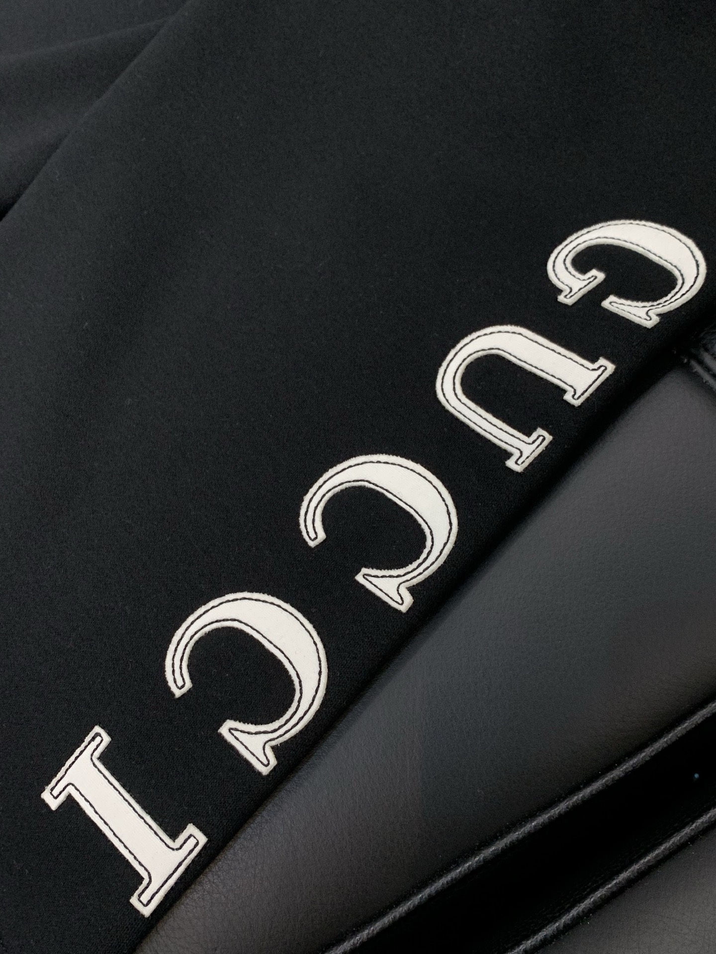 ，GUCCI 黑色 直筒 加绒 休闲裤材质 面料:棉32%锦纶63%氨纶5%里料:涤纶100%机洗，手洗