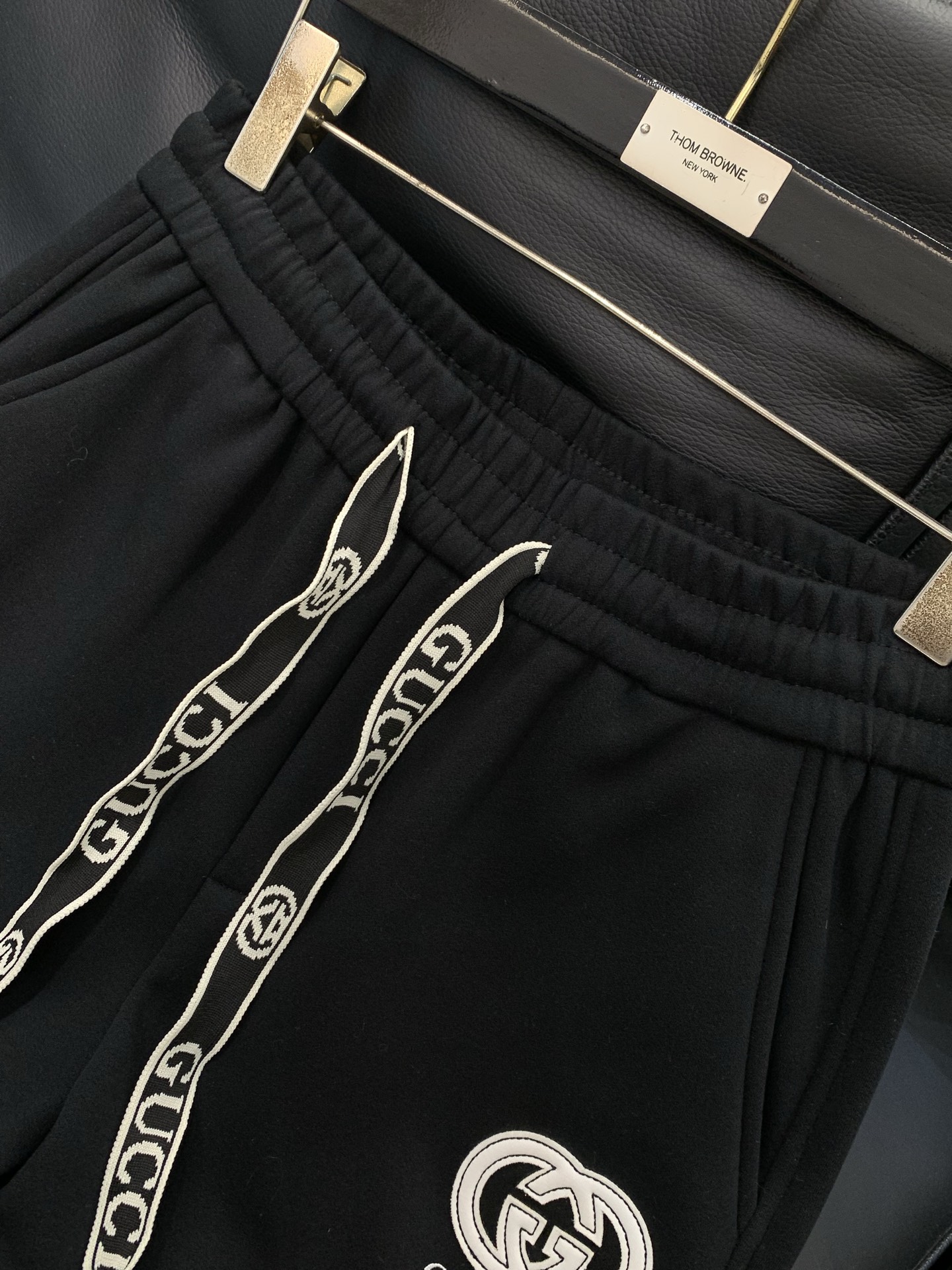 ，GUCCI 黑色 直筒 加绒 休闲裤材质 面料:棉32%锦纶63%氨纶5%里料:涤纶100%机洗，手洗