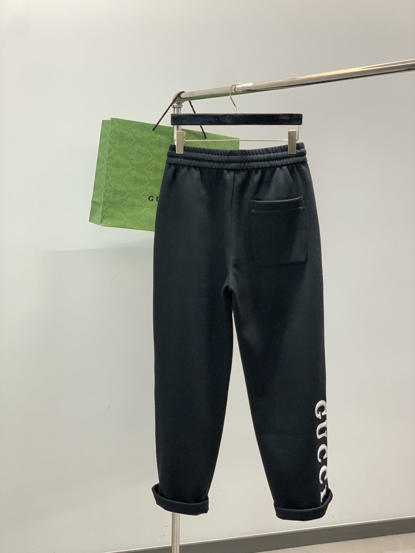 ，GUCCI 黑色 直筒 加绒 休闲裤材质 面料:棉32%锦纶63%氨纶5%里料:涤纶100%机洗，手洗