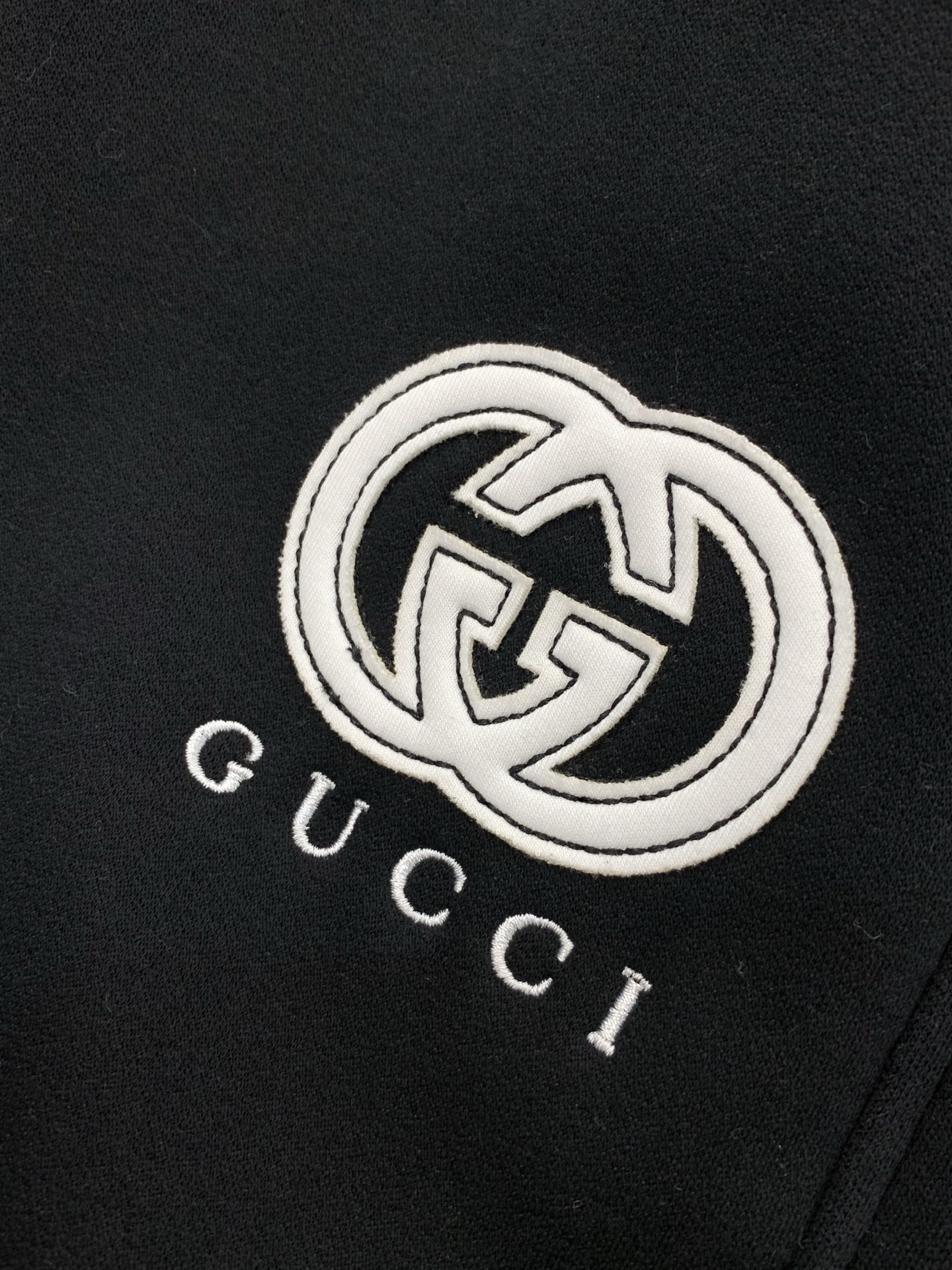 ，GUCCI 黑色 直筒 加绒 休闲裤材质 面料:棉32%锦纶63%氨纶5%里料:涤纶100%机洗，手洗