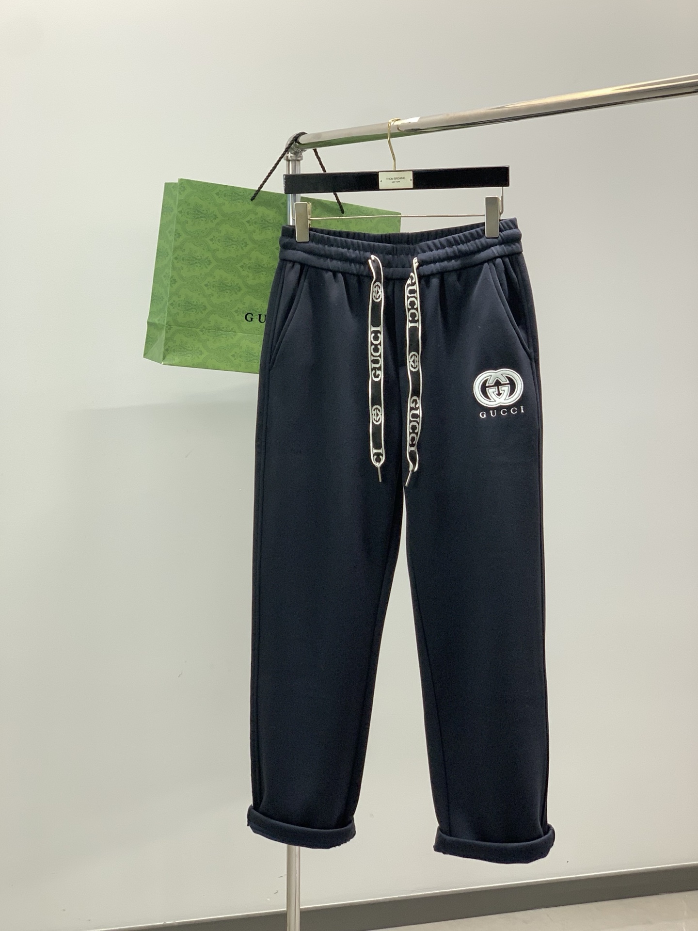 ，GUCCI 黑色 直筒 加绒 休闲裤材质 面料:棉32%锦纶63%氨纶5%里料:涤纶100%机洗，手洗