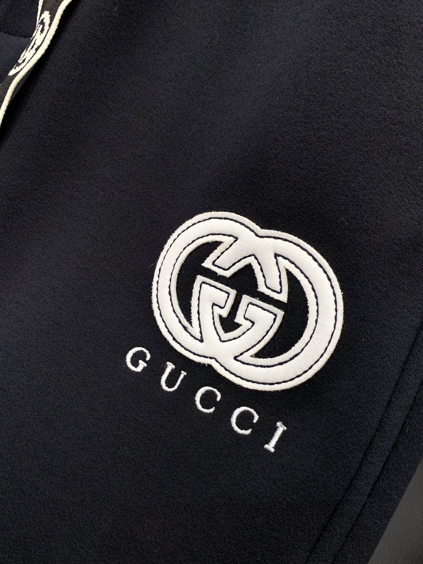 ，GUCCI 黑色 直筒 加绒 休闲裤材质 面料:棉32%锦纶63%氨纶5%里料:涤纶100%机洗，手洗