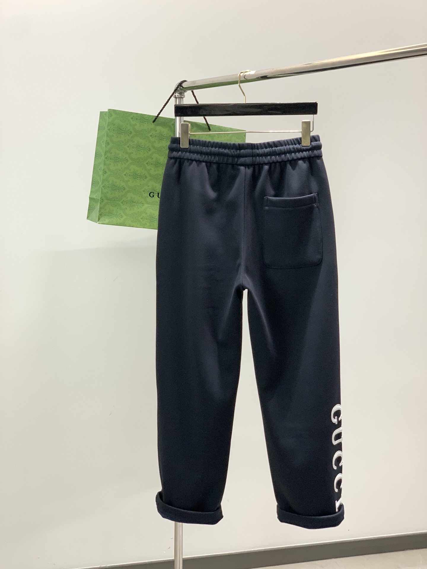 ，GUCCI 黑色 直筒 加绒 休闲裤材质 面料:棉32%锦纶63%氨纶5%里料:涤纶100%机洗，手洗