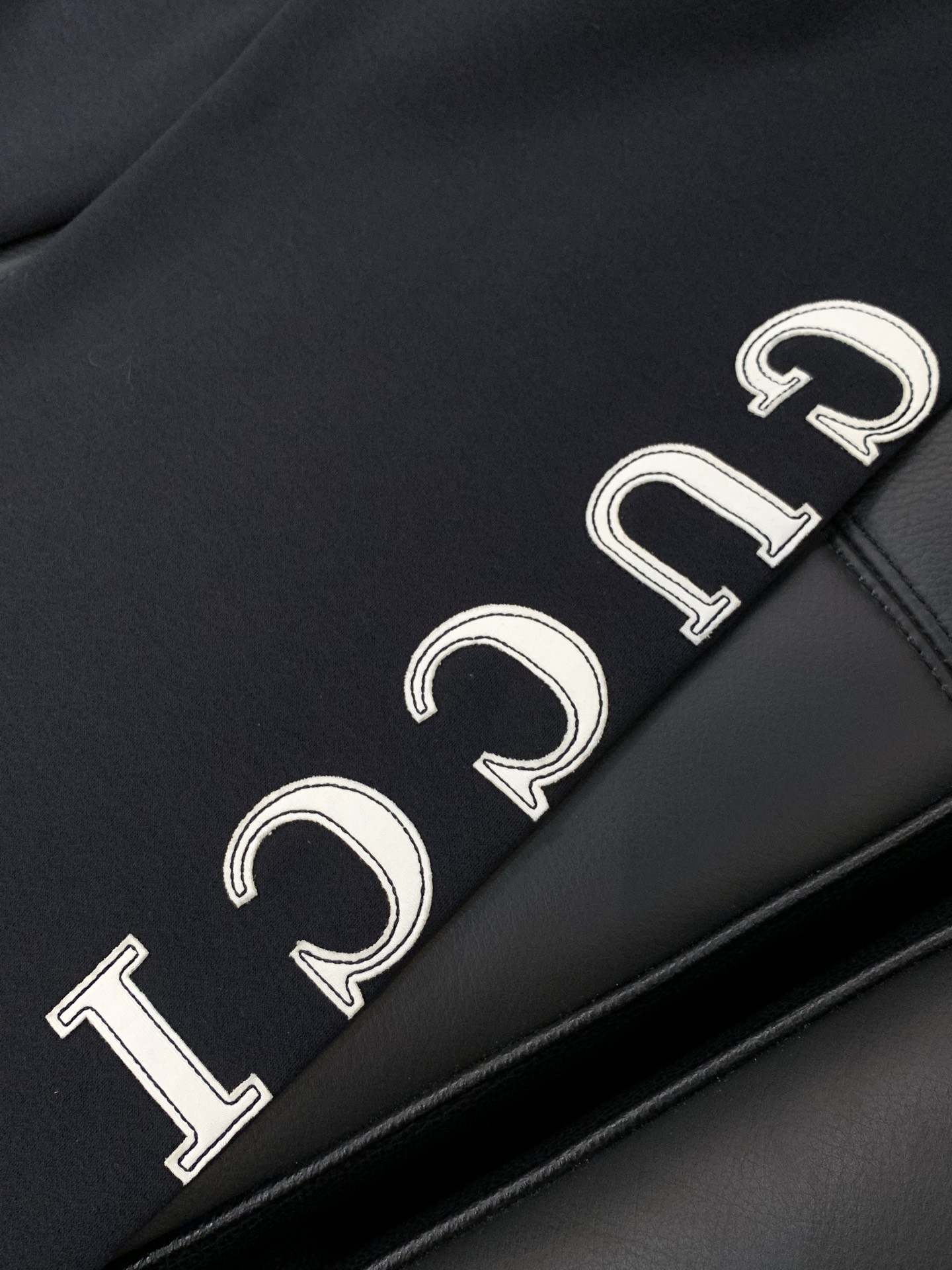 ，GUCCI 黑色 直筒 加绒 休闲裤材质 面料:棉32%锦纶63%氨纶5%里料:涤纶100%机洗，手洗