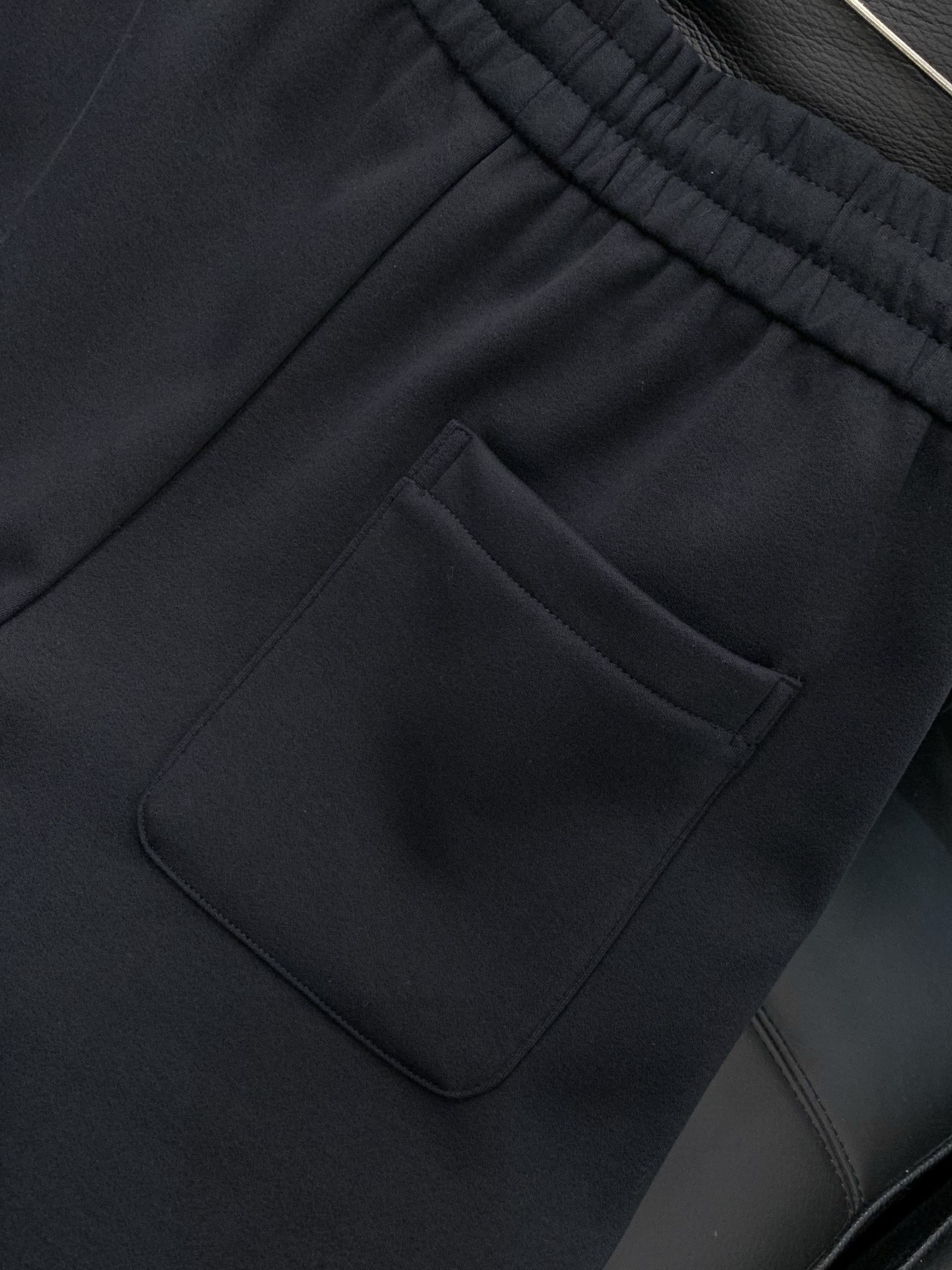 ，GUCCI 黑色 直筒 加绒 休闲裤材质 面料:棉32%锦纶63%氨纶5%里料:涤纶100%机洗，手洗