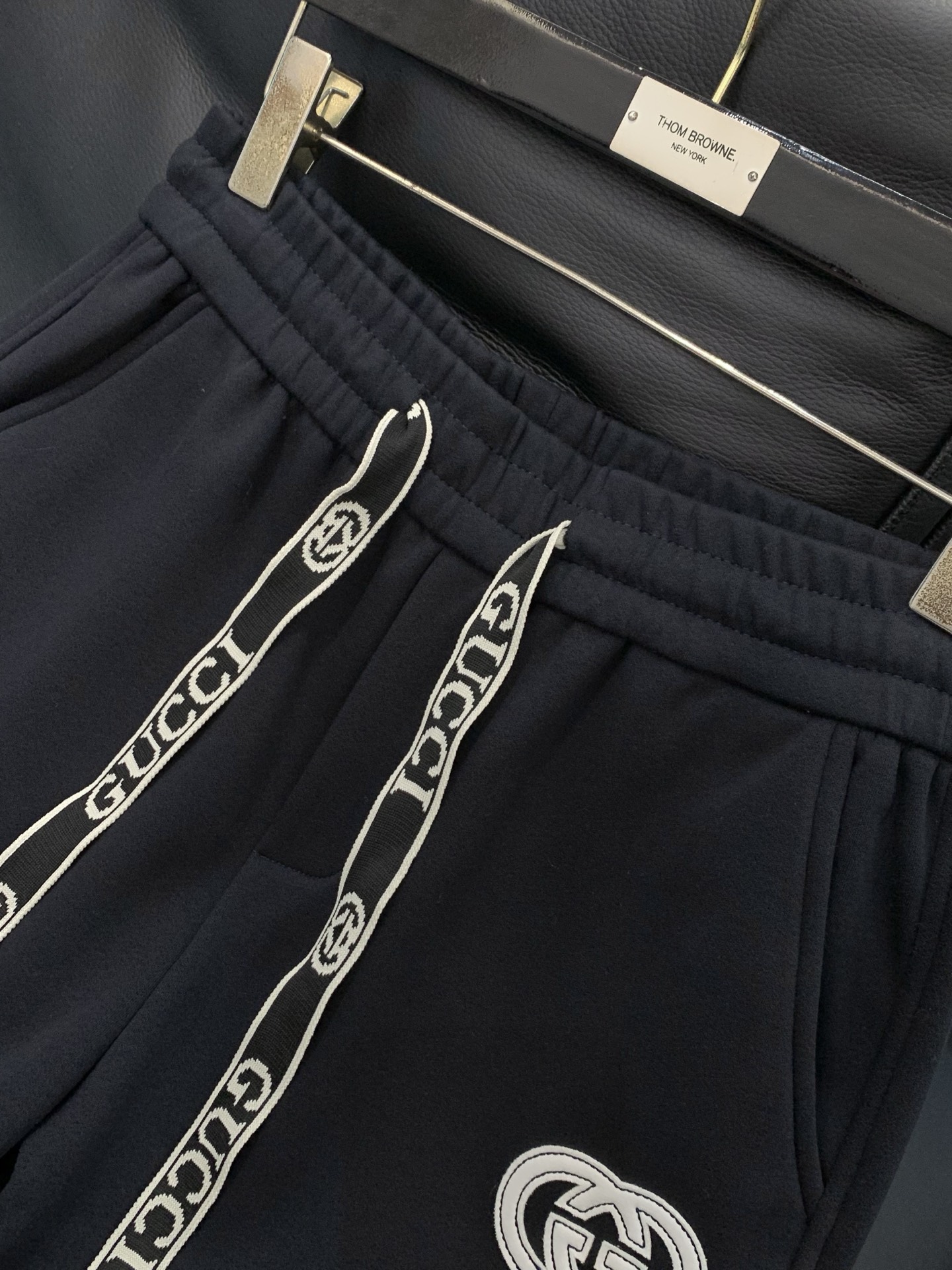 ，GUCCI 黑色 直筒 加绒 休闲裤材质 面料:棉32%锦纶63%氨纶5%里料:涤纶100%机洗，手洗