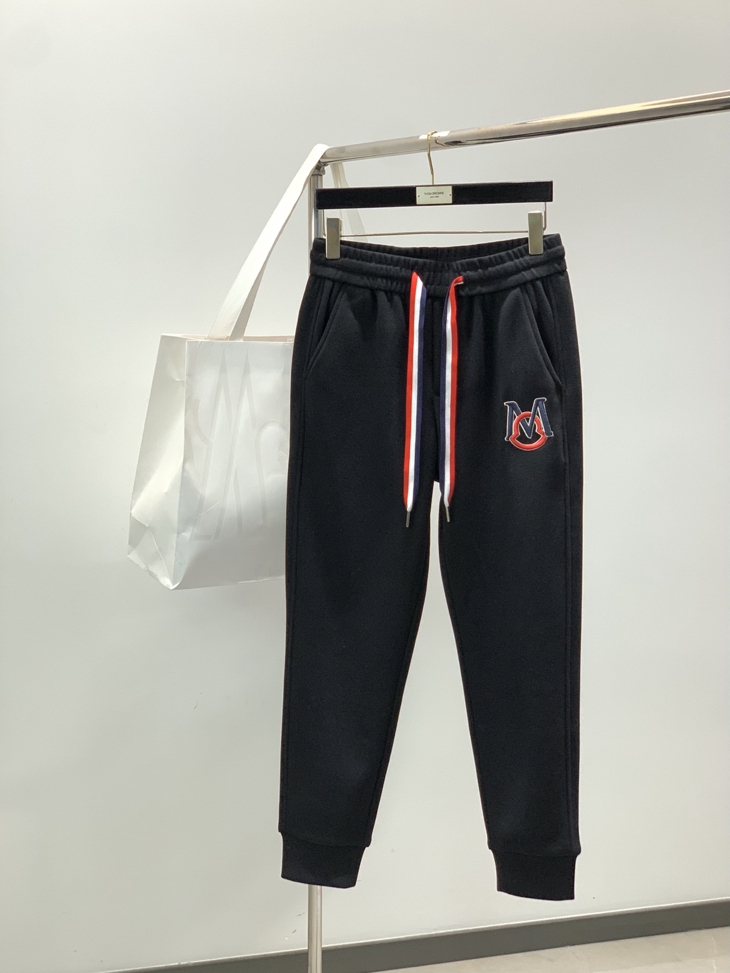 ，蒙口 束脚 加绒 休闲裤材质 面料:棉32%锦纶63%氨纶5%里料:涤纶100%机洗，手洗最高水温30