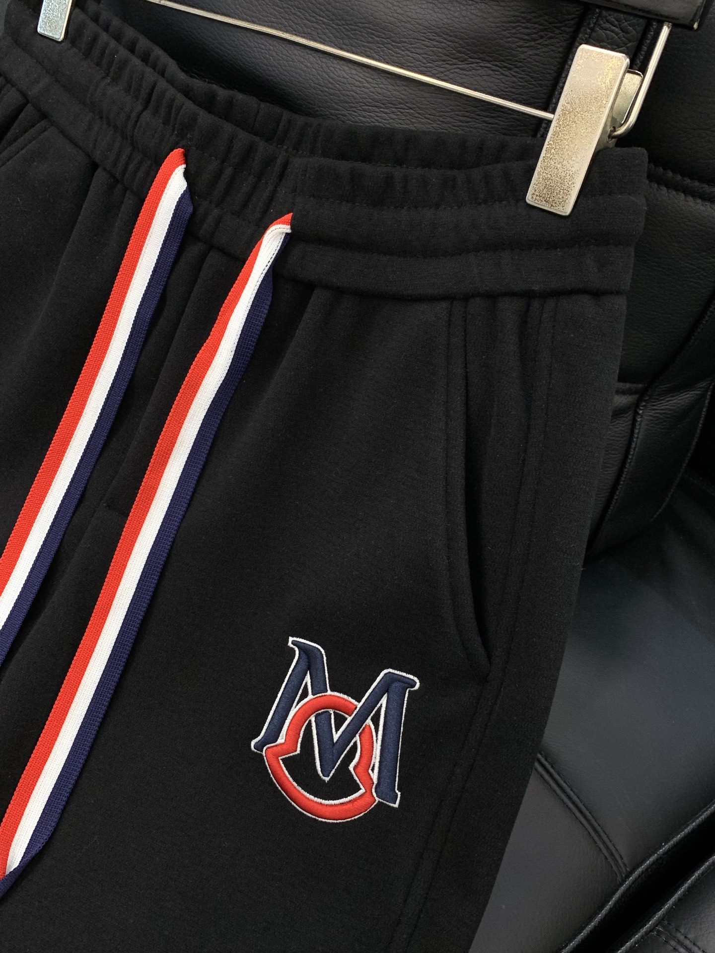 ，蒙口 束脚 加绒 休闲裤材质 面料:棉32%锦纶63%氨纶5%里料:涤纶100%机洗，手洗最高水温30