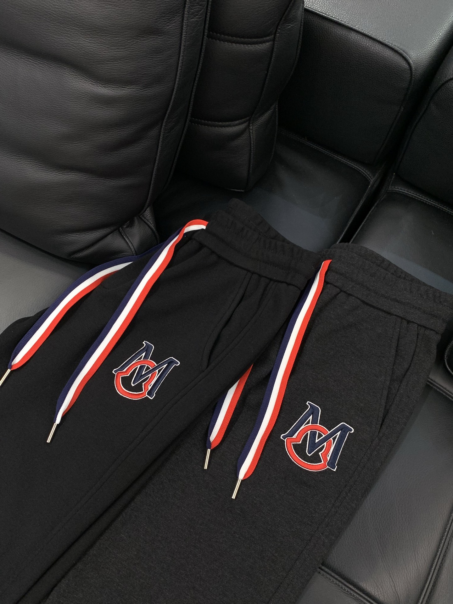 ，蒙口 束脚 加绒 休闲裤材质 面料:棉32%锦纶63%氨纶5%里料:涤纶100%机洗，手洗最高水温30