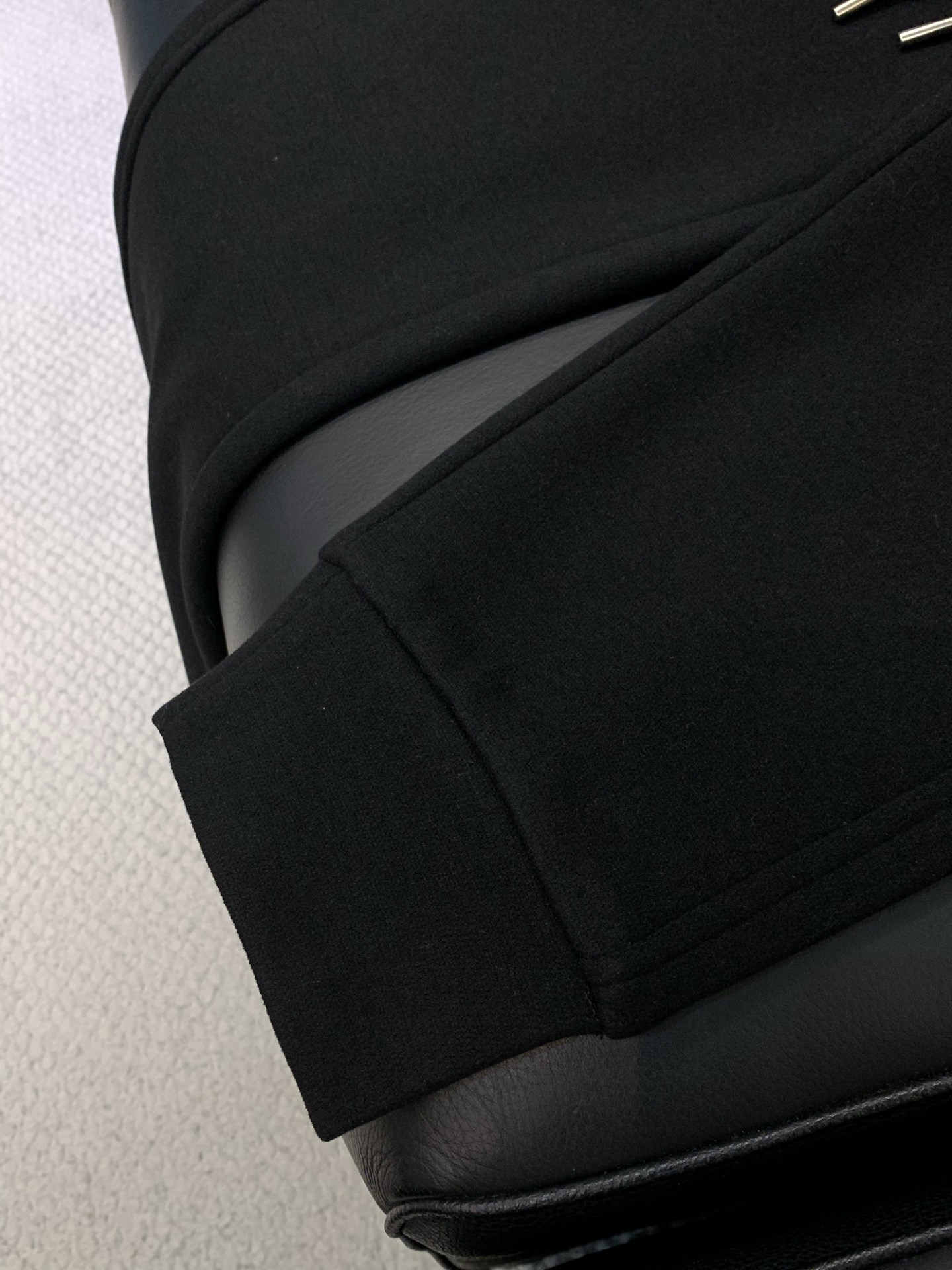 ，蒙口 束脚 加绒 休闲裤材质 面料:棉32%锦纶63%氨纶5%里料:涤纶100%机洗，手洗最高水温30