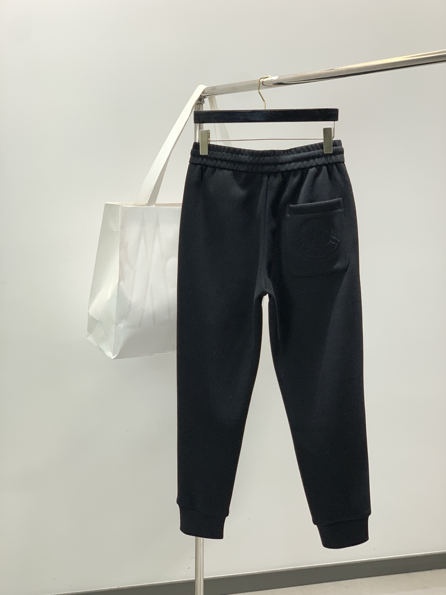 ，蒙口 束脚 加绒 休闲裤材质 面料:棉32%锦纶63%氨纶5%里料:涤纶100%机洗，手洗最高水温30