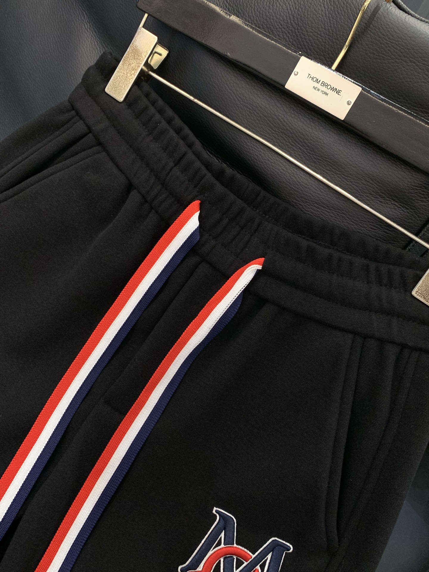 ，蒙口 束脚 加绒 休闲裤材质 面料:棉32%锦纶63%氨纶5%里料:涤纶100%机洗，手洗最高水温30