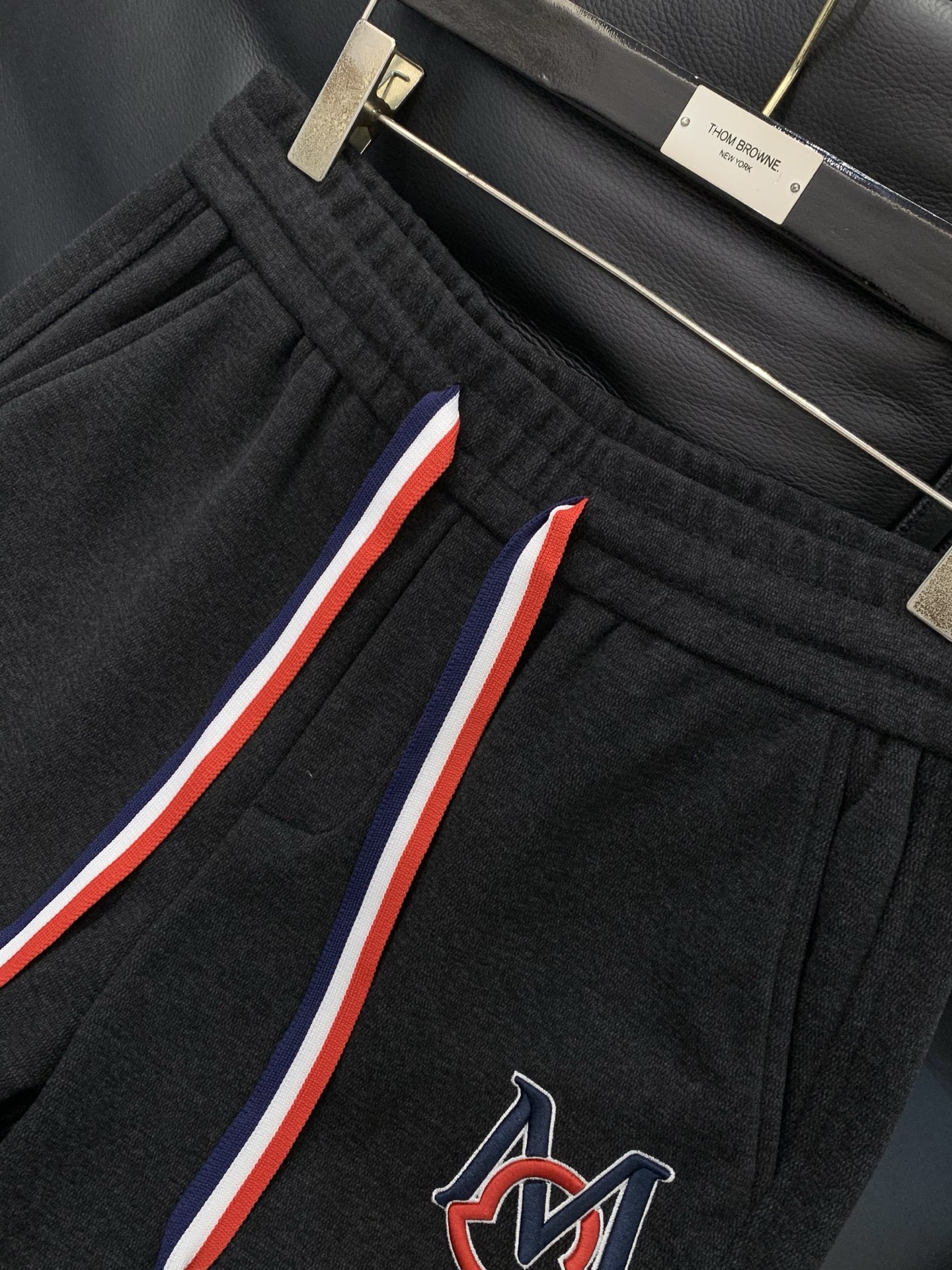 ，蒙口 束脚 加绒 休闲裤材质 面料:棉32%锦纶63%氨纶5%里料:涤纶100%机洗，手洗最高水温30