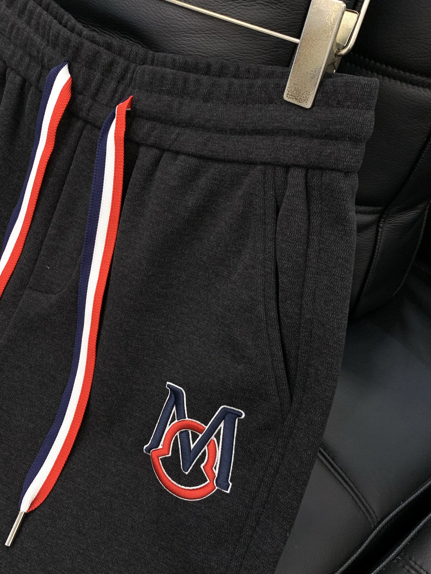 ，蒙口 束脚 加绒 休闲裤材质 面料:棉32%锦纶63%氨纶5%里料:涤纶100%机洗，手洗最高水温30