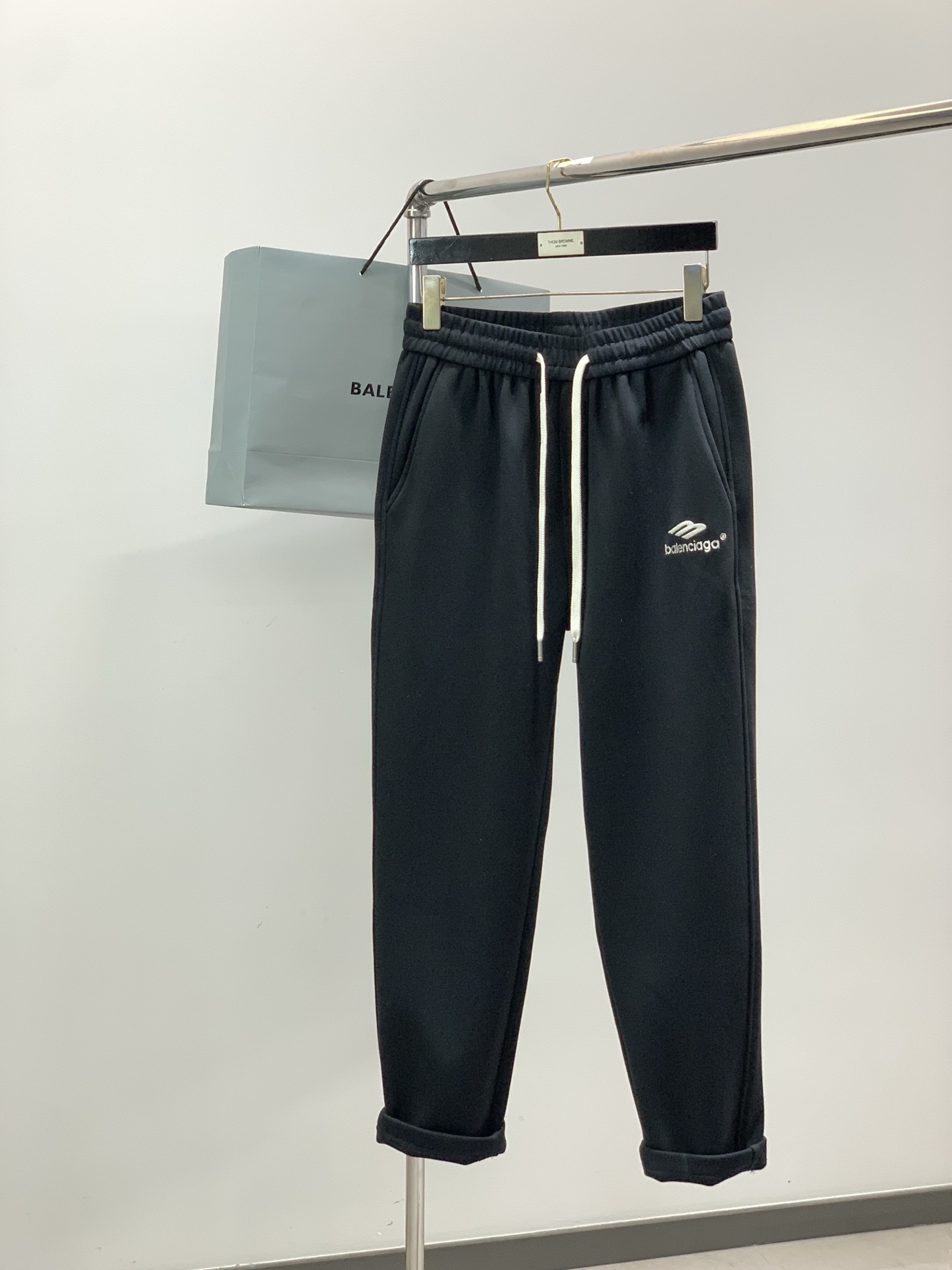 ，巴黎世 绿色 直筒 加绒 休闲裤材质 面料:棉32%锦纶63%氨纶5%里料:涤纶100%机洗，手洗最高