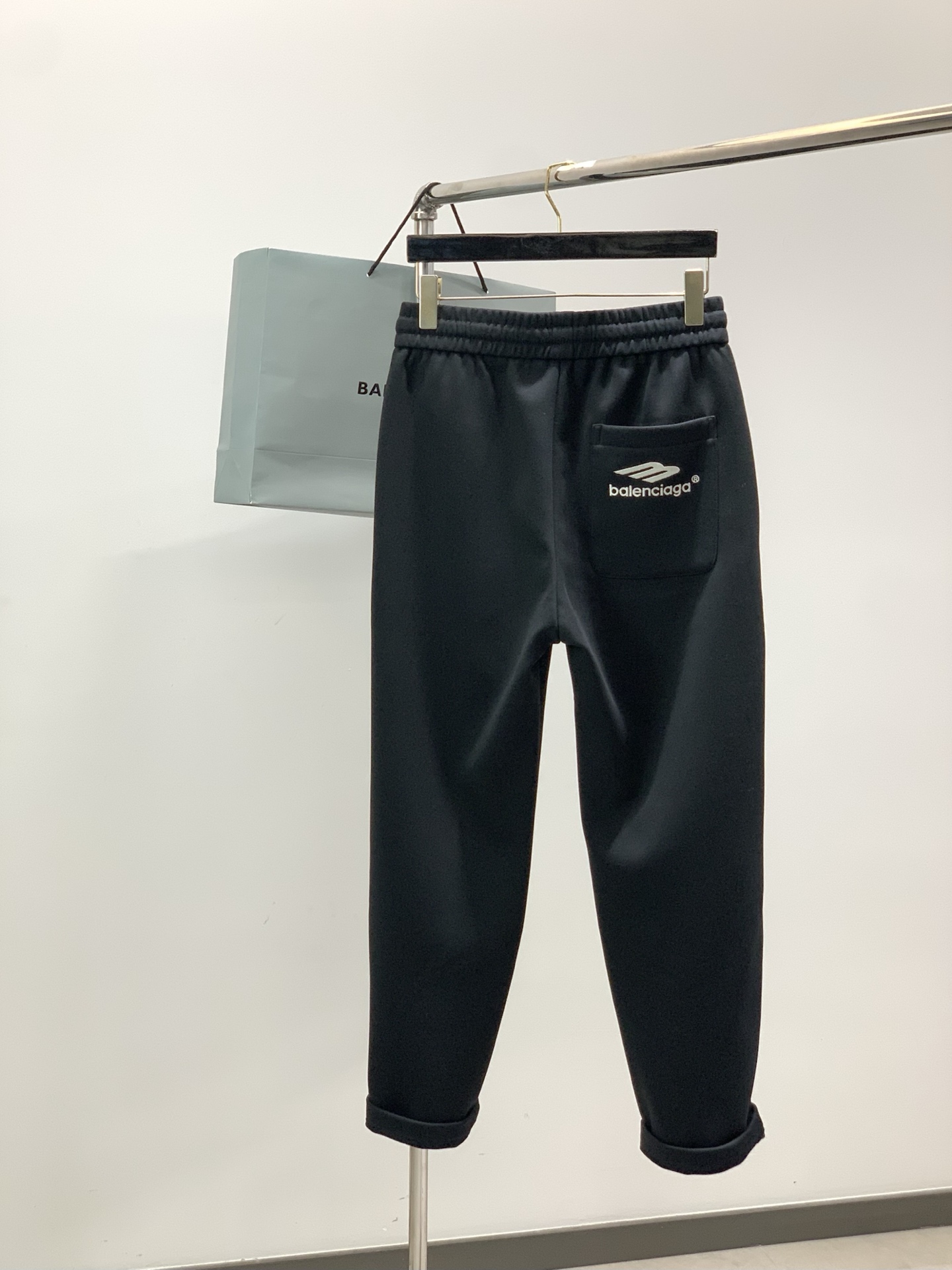 ，巴黎世 绿色 直筒 加绒 休闲裤材质 面料:棉32%锦纶63%氨纶5%里料:涤纶100%机洗，手洗最高