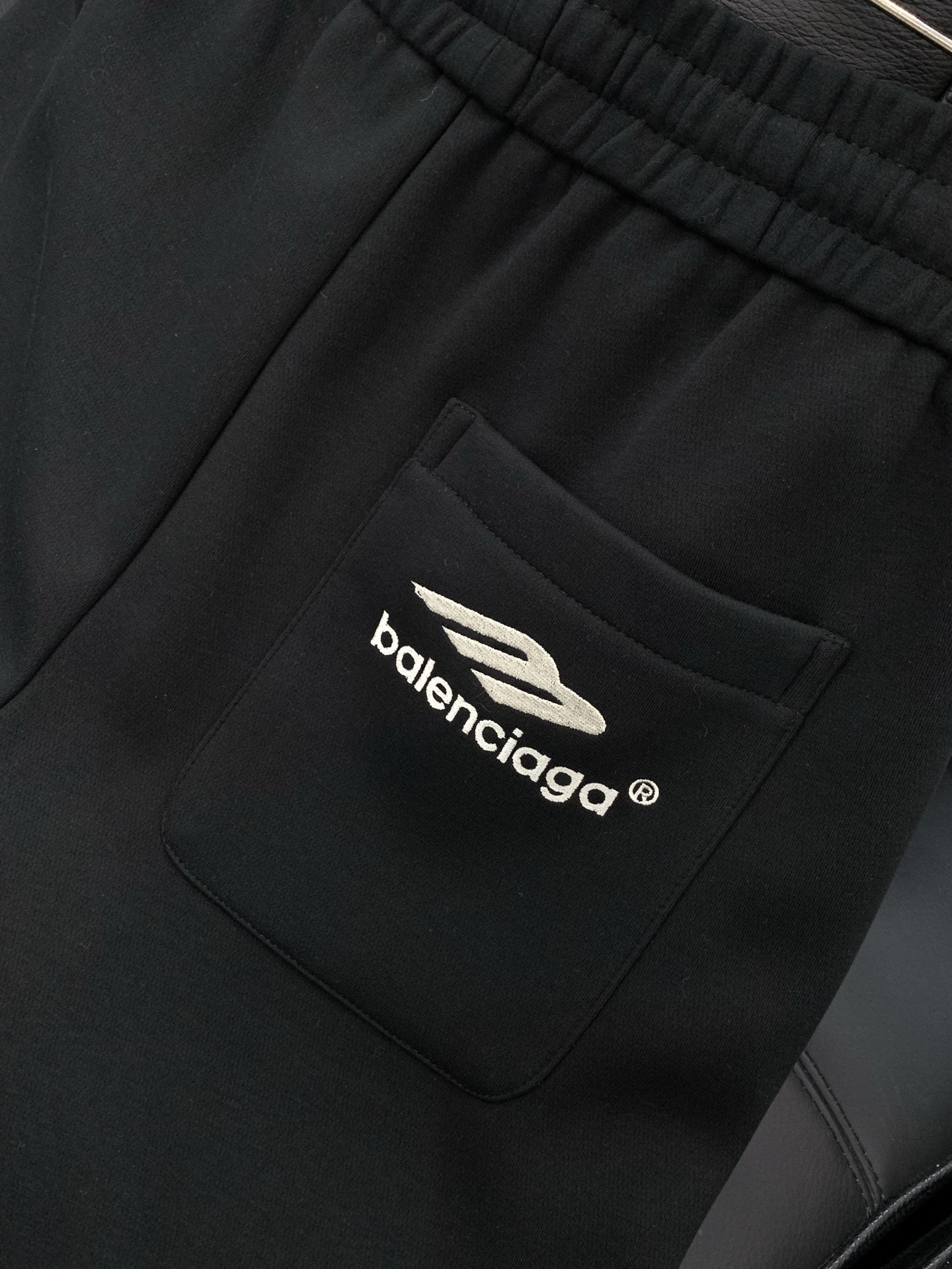 ，巴黎世 绿色 直筒 加绒 休闲裤材质 面料:棉32%锦纶63%氨纶5%里料:涤纶100%机洗，手洗最高