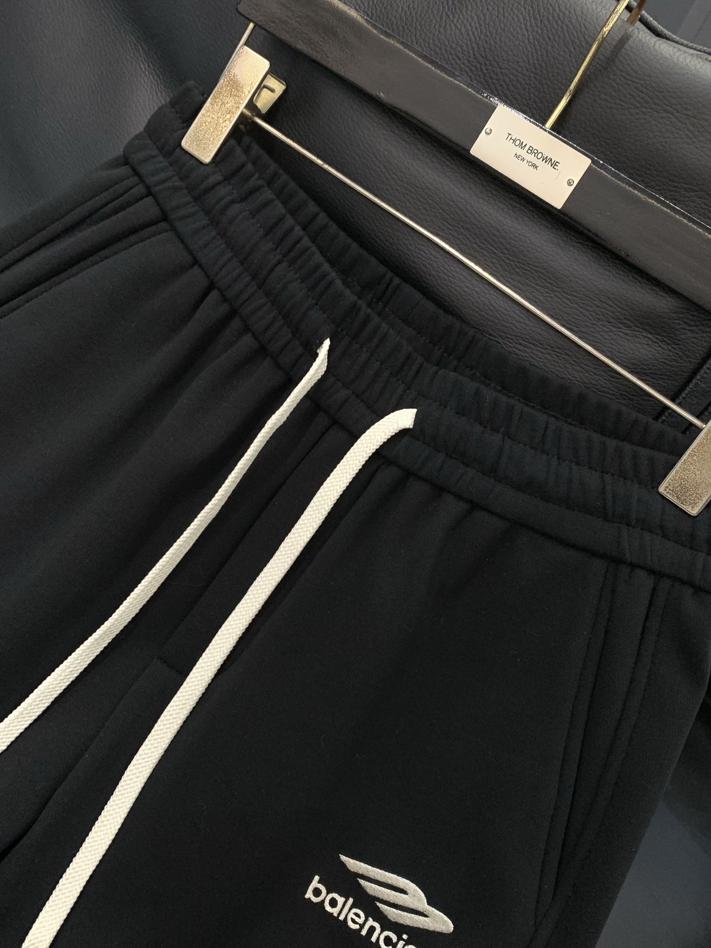 ，巴黎世 绿色 直筒 加绒 休闲裤材质 面料:棉32%锦纶63%氨纶5%里料:涤纶100%机洗，手洗最高