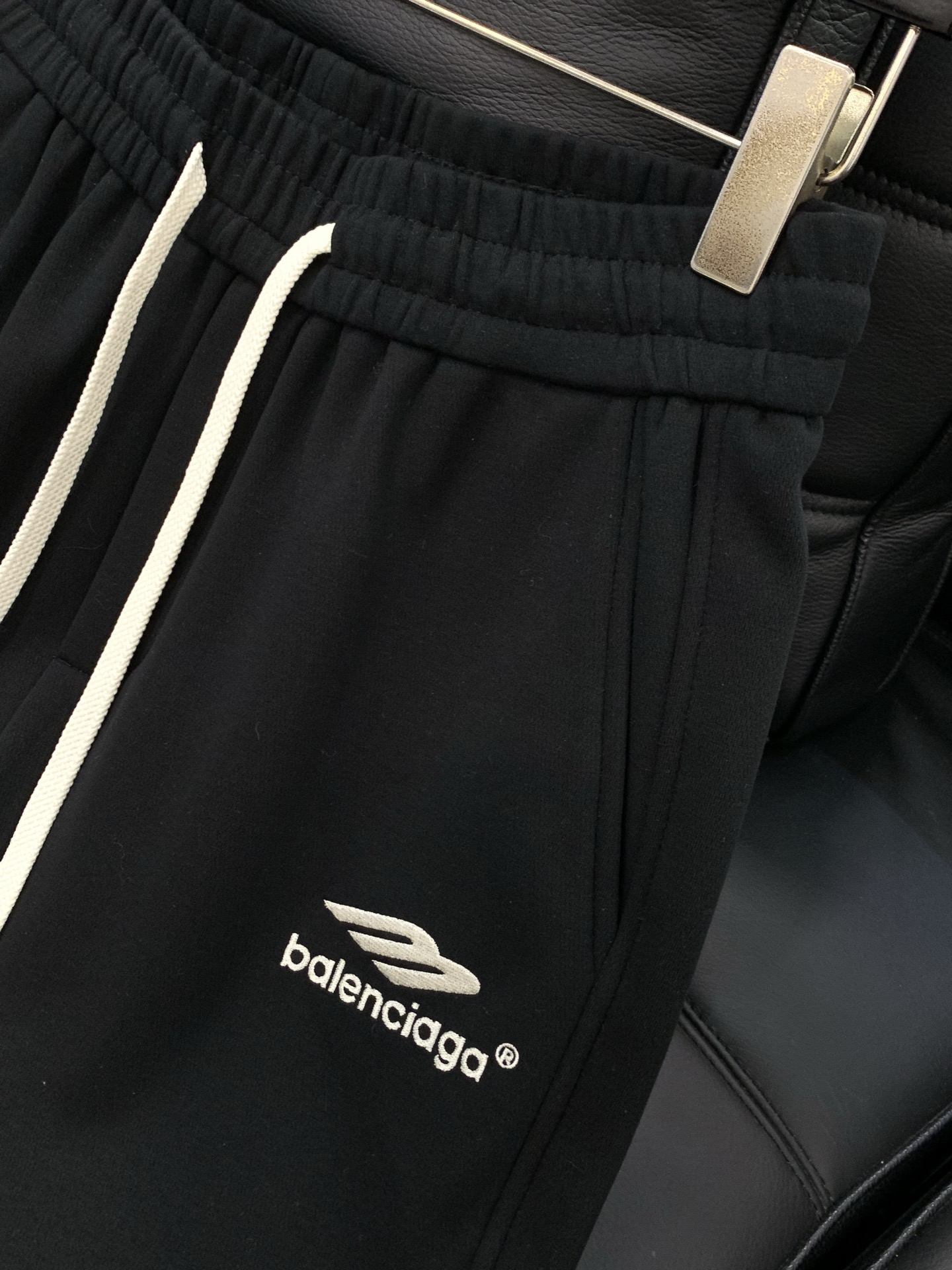 ，巴黎世 绿色 直筒 加绒 休闲裤材质 面料:棉32%锦纶63%氨纶5%里料:涤纶100%机洗，手洗最高