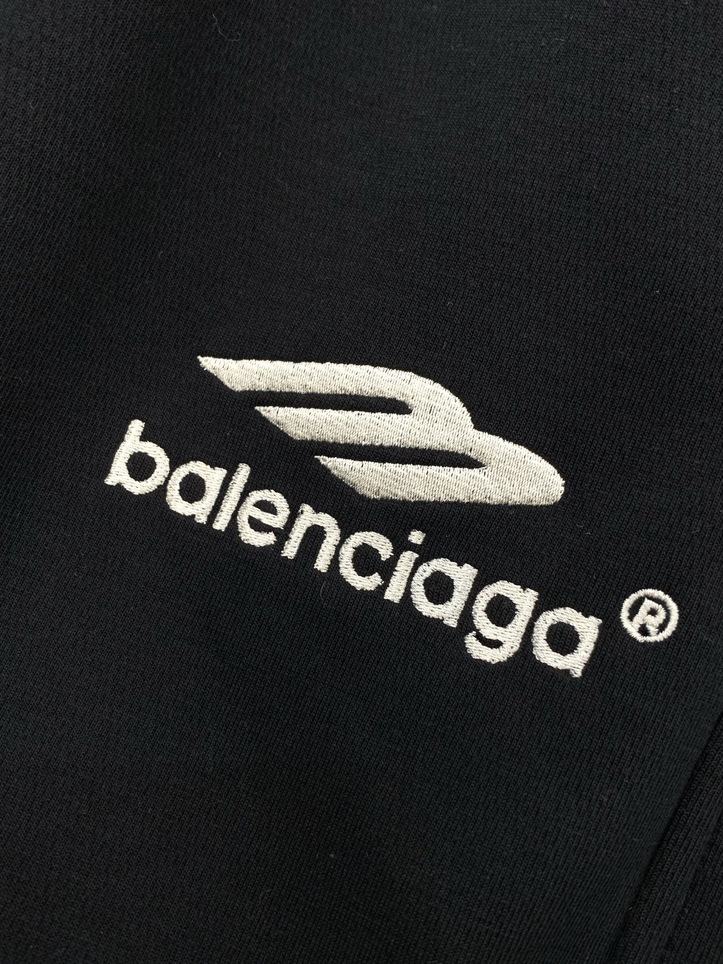 ，巴黎世 绿色 直筒 加绒 休闲裤材质 面料:棉32%锦纶63%氨纶5%里料:涤纶100%机洗，手洗最高