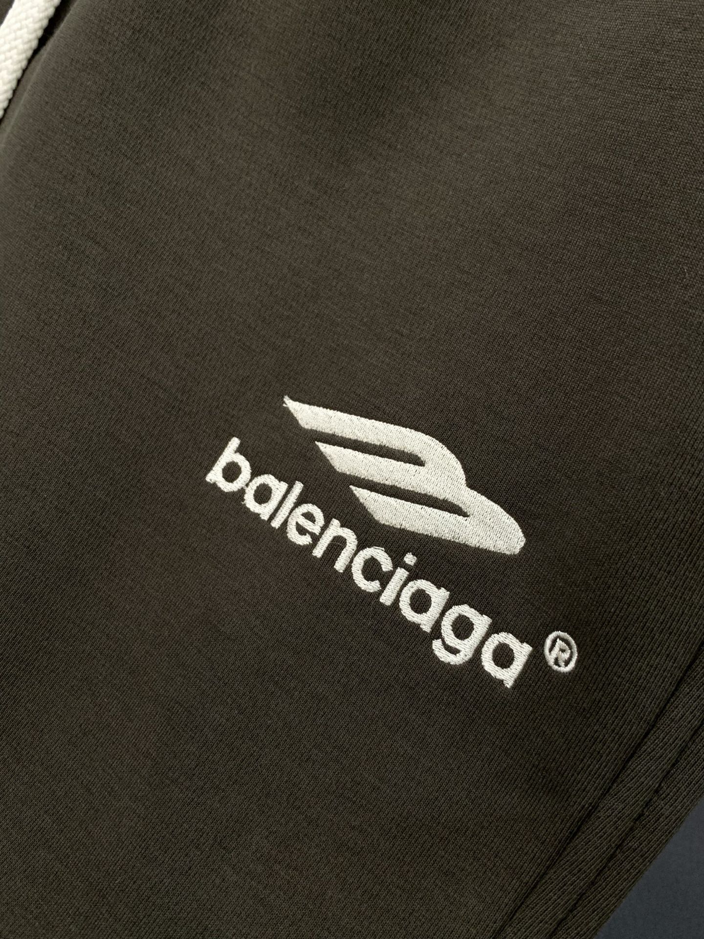 ，巴黎世 绿色 直筒 加绒 休闲裤材质 面料:棉32%锦纶63%氨纶5%里料:涤纶100%机洗，手洗最高