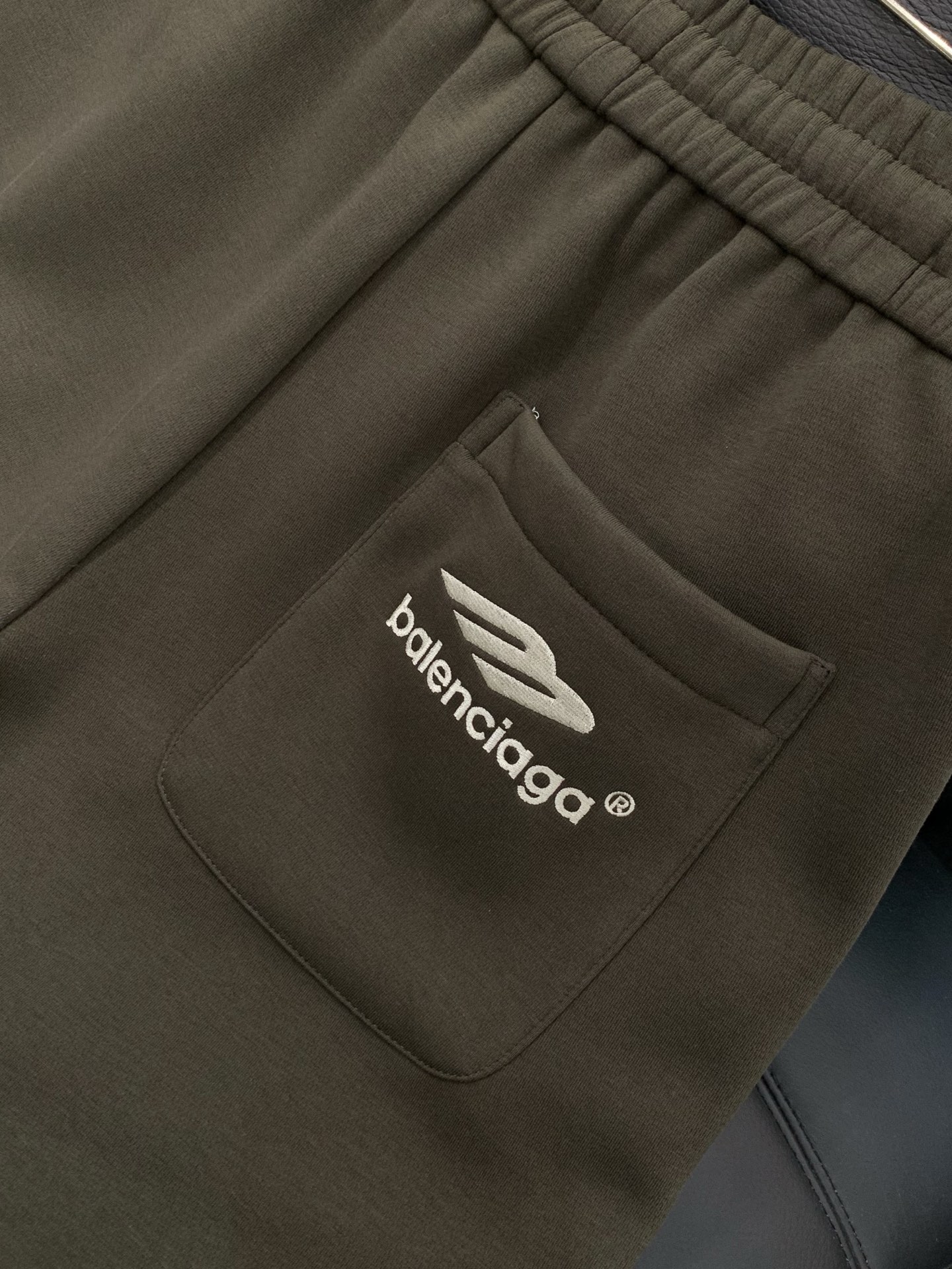 ，巴黎世 绿色 直筒 加绒 休闲裤材质 面料:棉32%锦纶63%氨纶5%里料:涤纶100%机洗，手洗最高