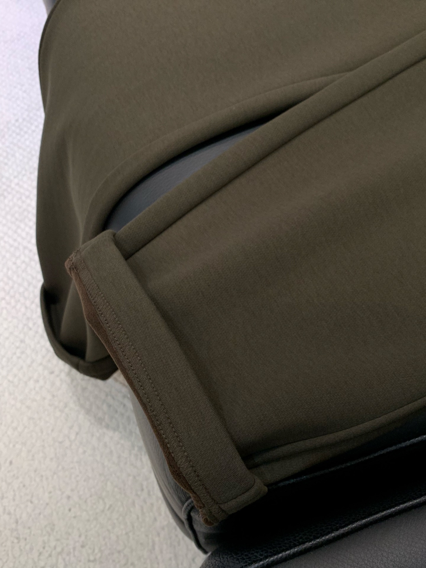 ，巴黎世 绿色 直筒 加绒 休闲裤材质 面料:棉32%锦纶63%氨纶5%里料:涤纶100%机洗，手洗最高