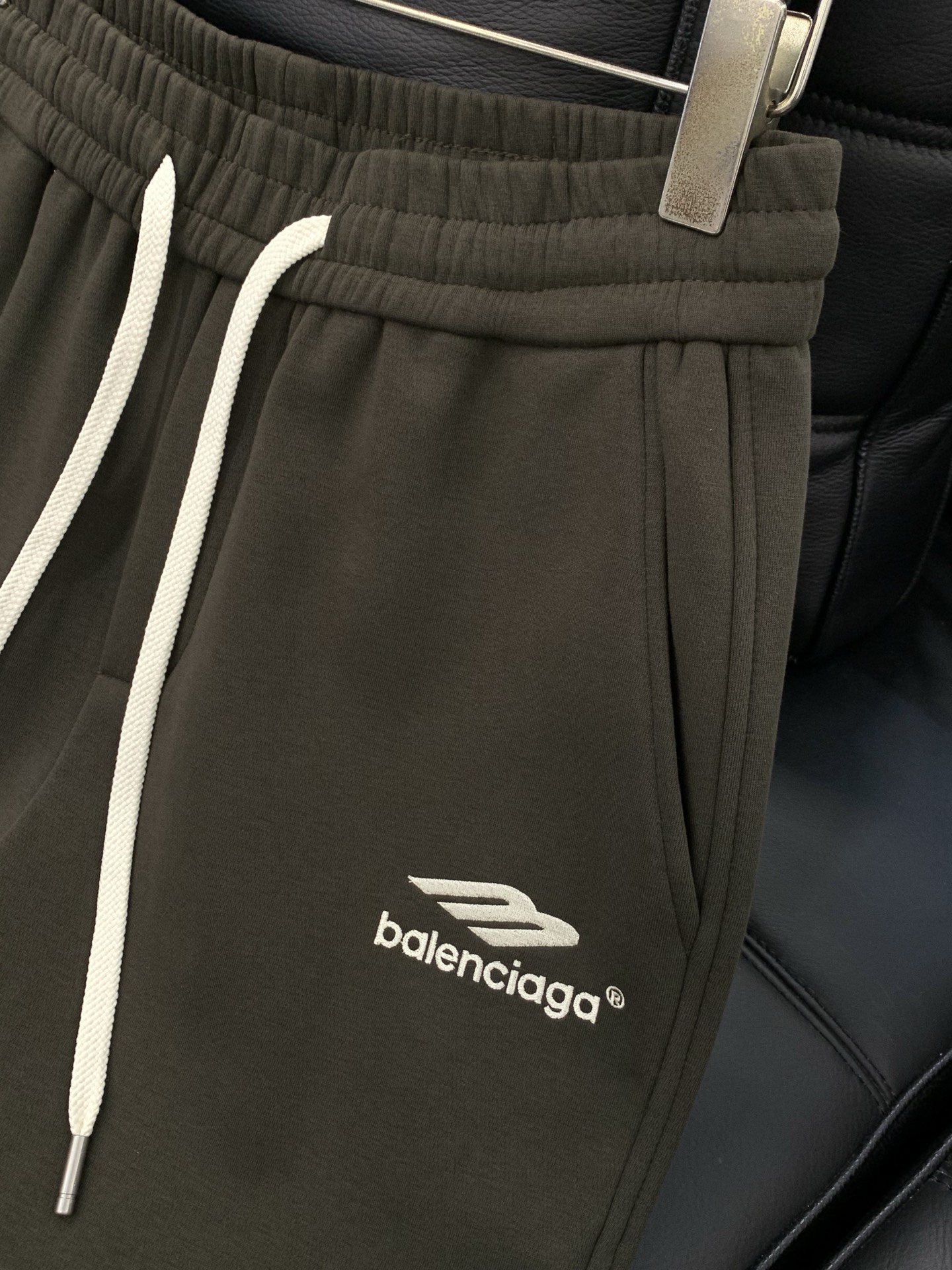 ，巴黎世 绿色 直筒 加绒 休闲裤材质 面料:棉32%锦纶63%氨纶5%里料:涤纶100%机洗，手洗最高